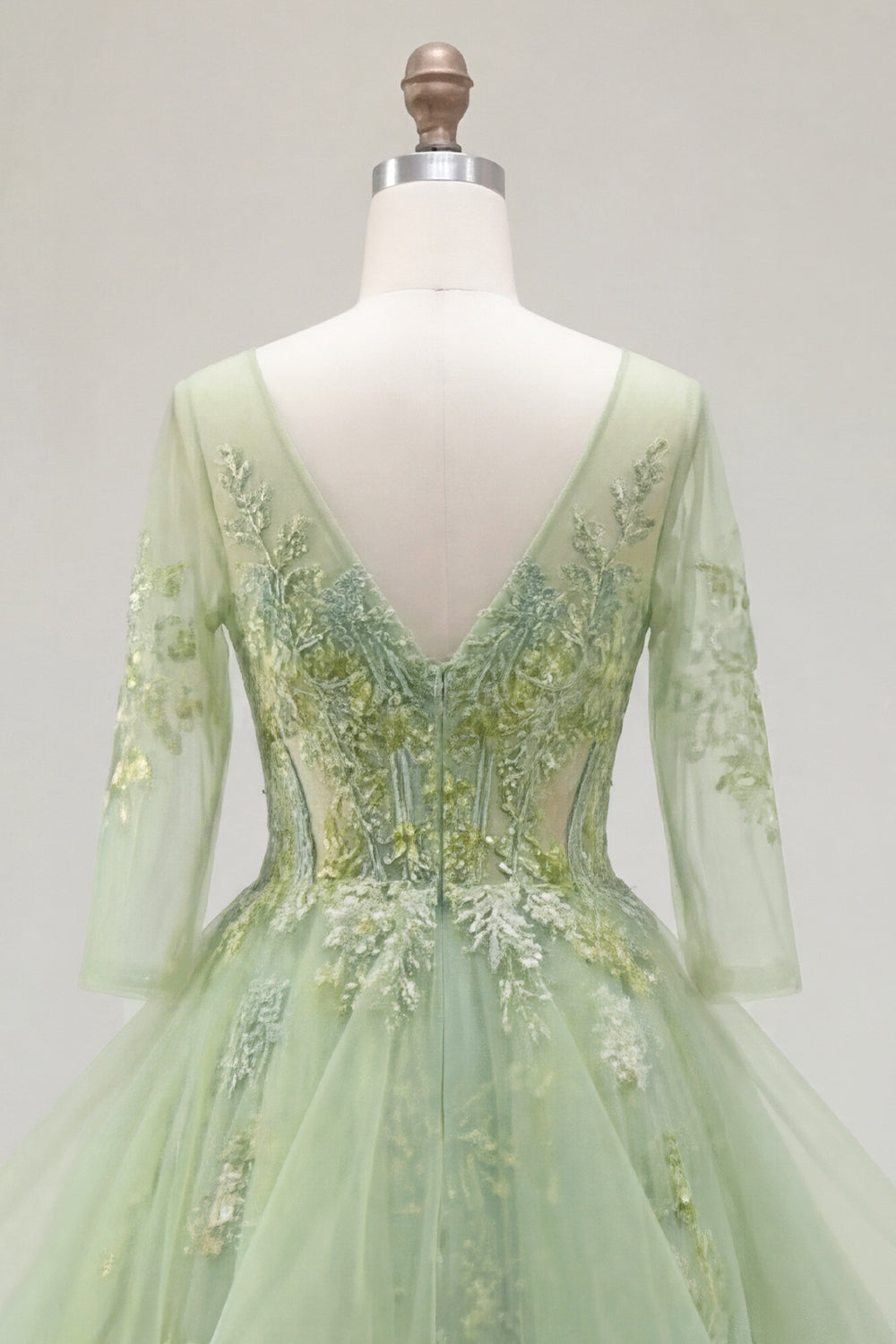 Robe de soirée longue verte, ligne A, corset, col en V, appliqués et volants