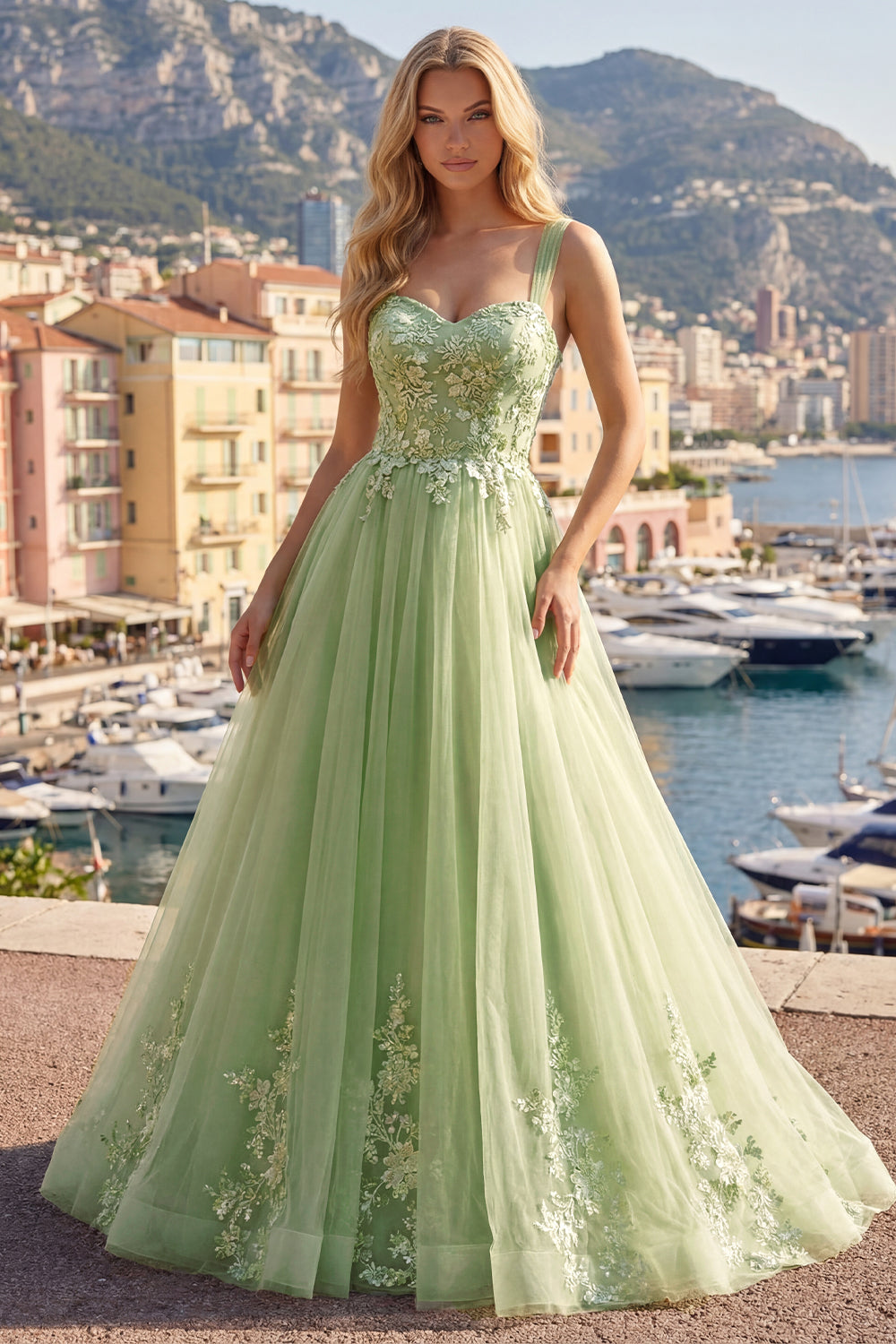 Robe de bal longue verte à bretelles spaghetti, coupe évasée, ornée de motifs floraux et d'appliqués