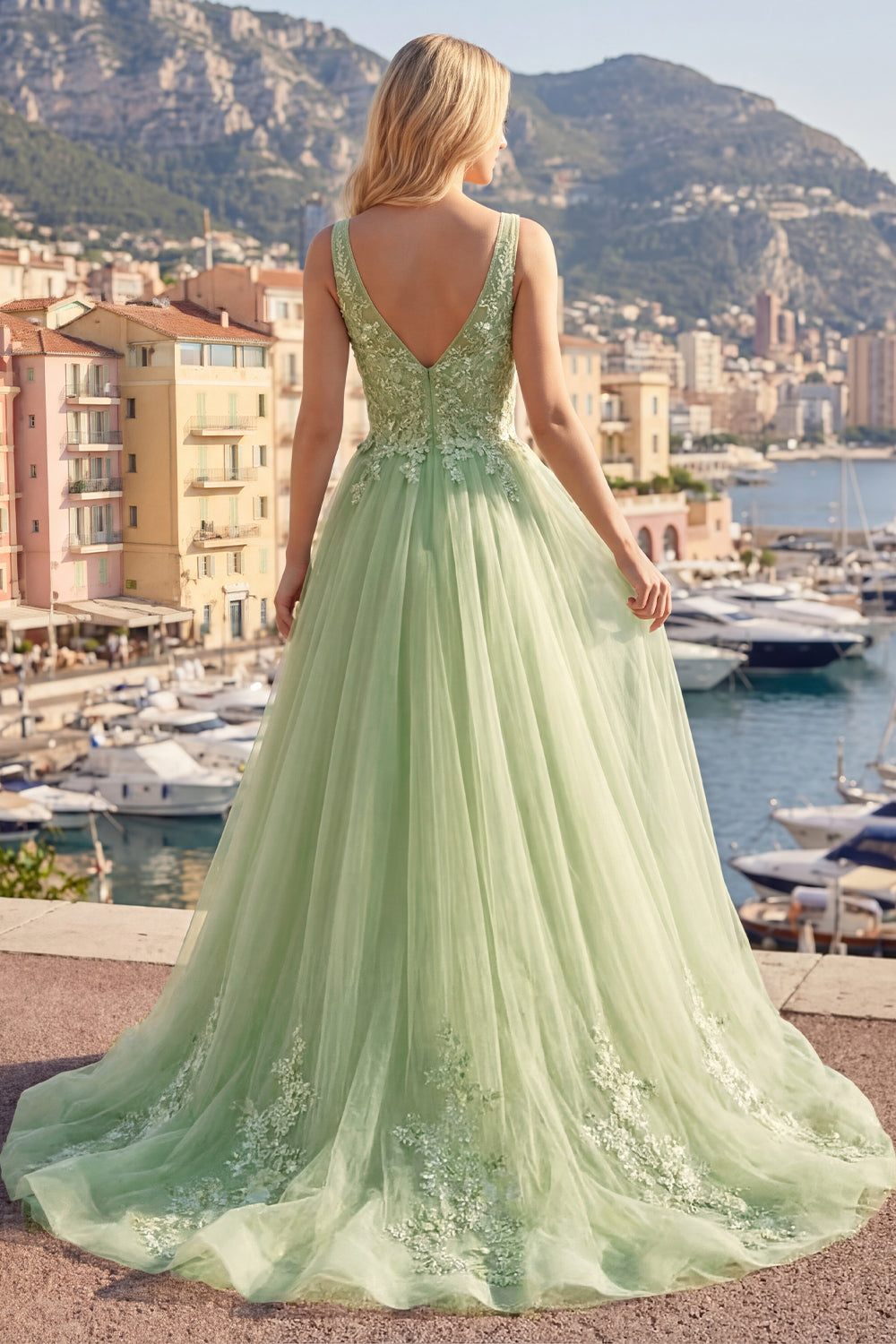 Robe de bal longue verte à bretelles spaghetti, coupe évasée, ornée de motifs floraux et d'appliqués
