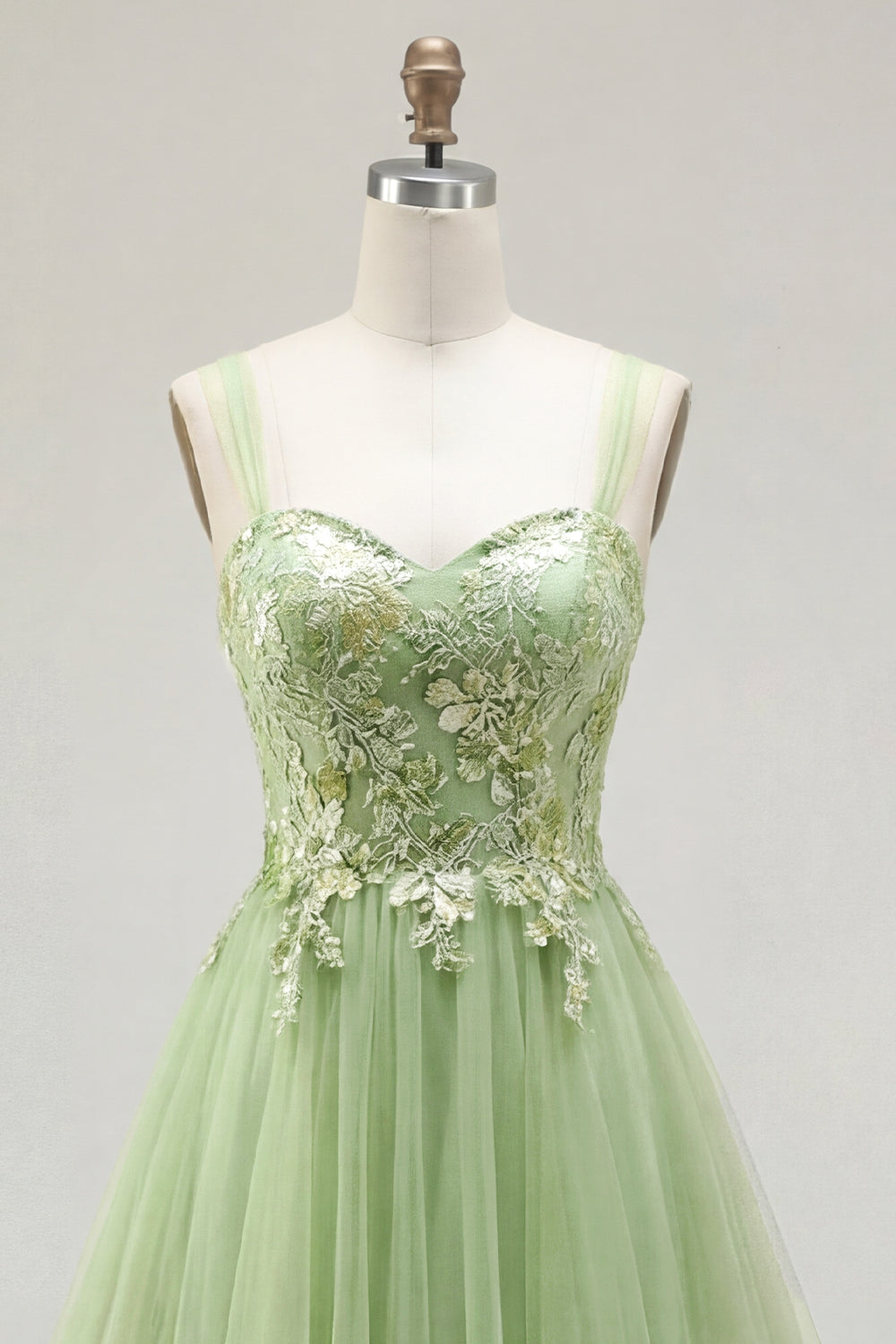 Robe de bal longue verte à bretelles spaghetti, coupe évasée, ornée de motifs floraux et d'appliqués
