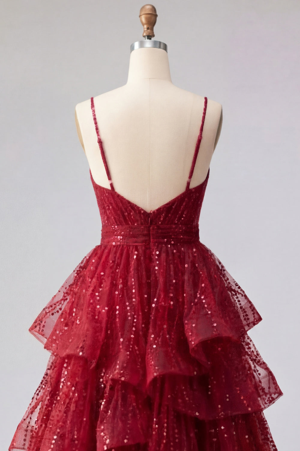 Robe de bal longue en tulle à paillettes bordeaux avec bretelles fines et volants