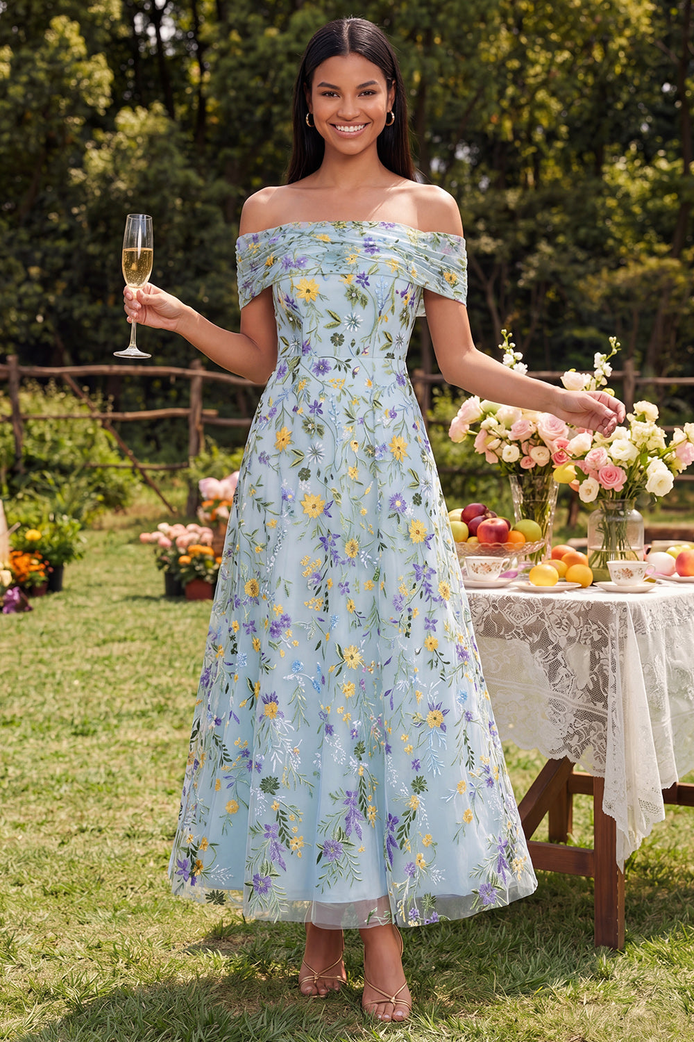 Robe longue évasée à épaules dénudées à imprimé floral bleu