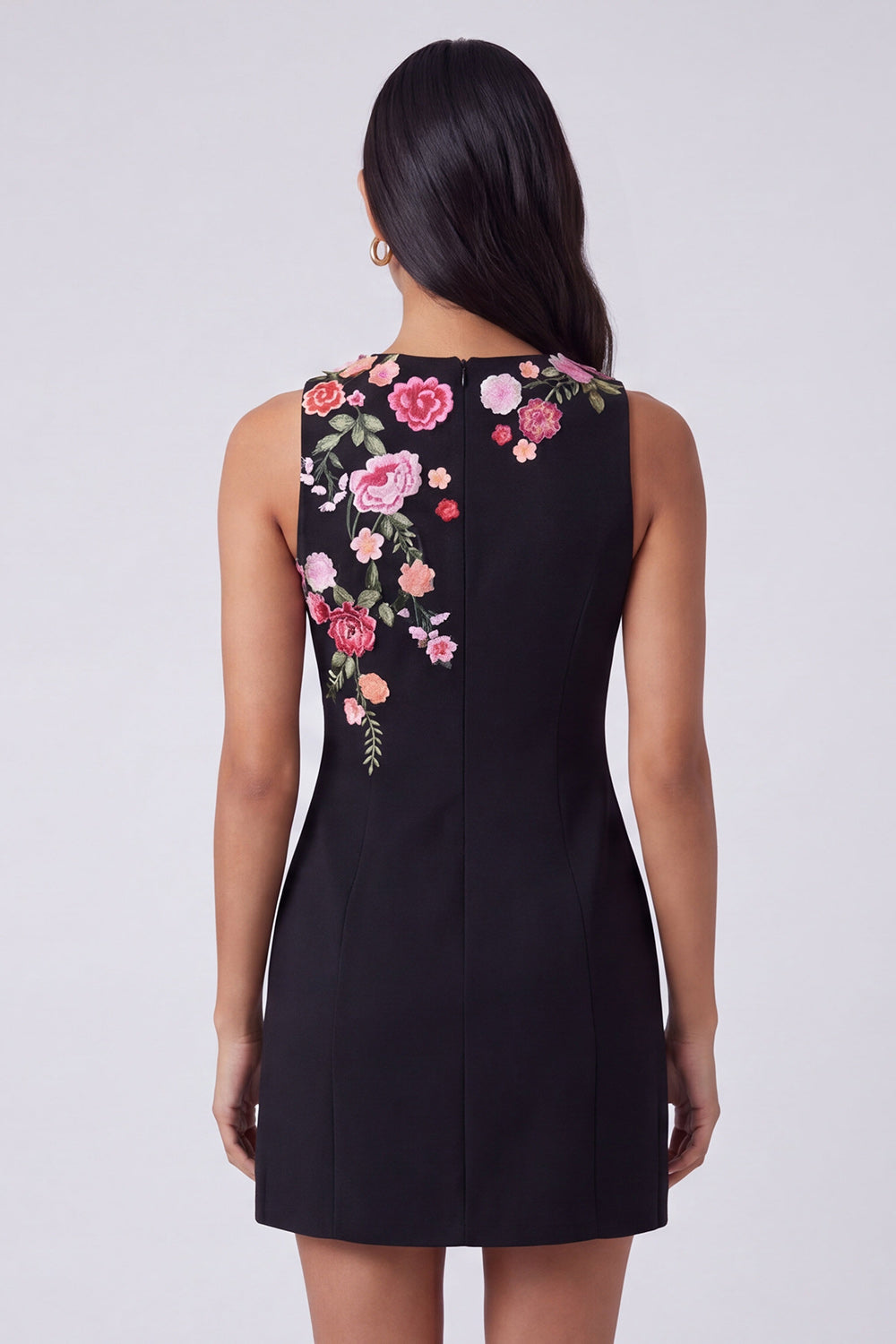 Robe courte moulante noire à col rond avec motif floral