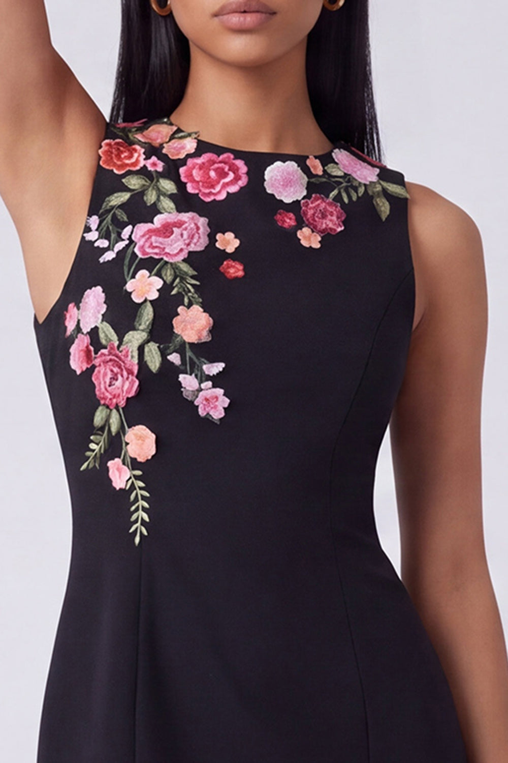 Robe courte moulante noire à col rond avec motif floral
