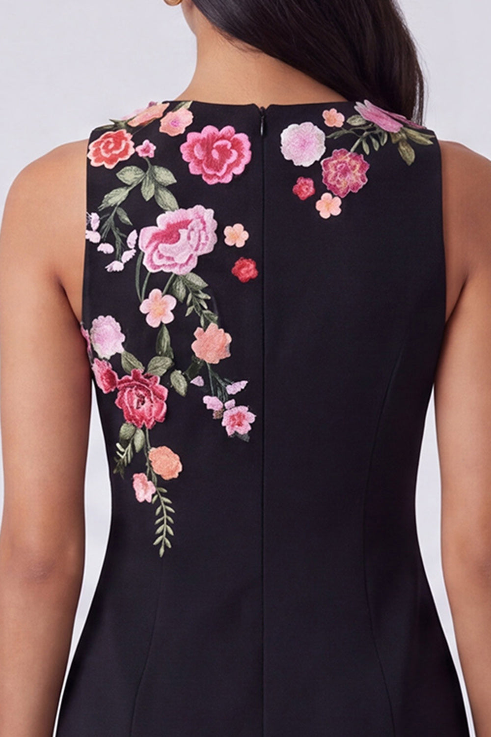 Robe courte moulante noire à col rond avec motif floral