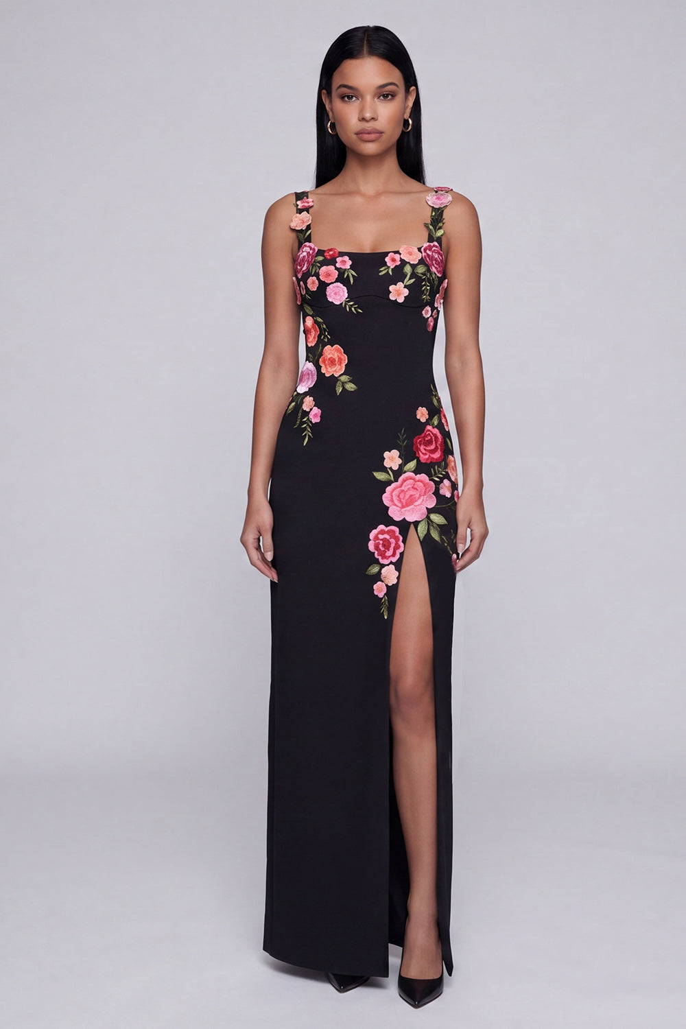 Vestido largo formal negro floral con cuello cuadrado y abertura