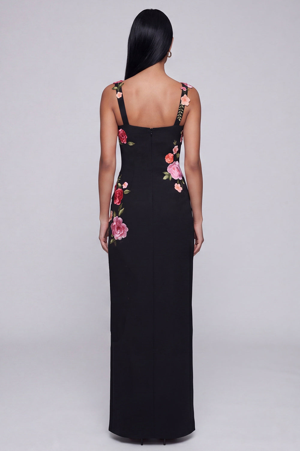Vestido largo formal negro floral con cuello cuadrado y abertura