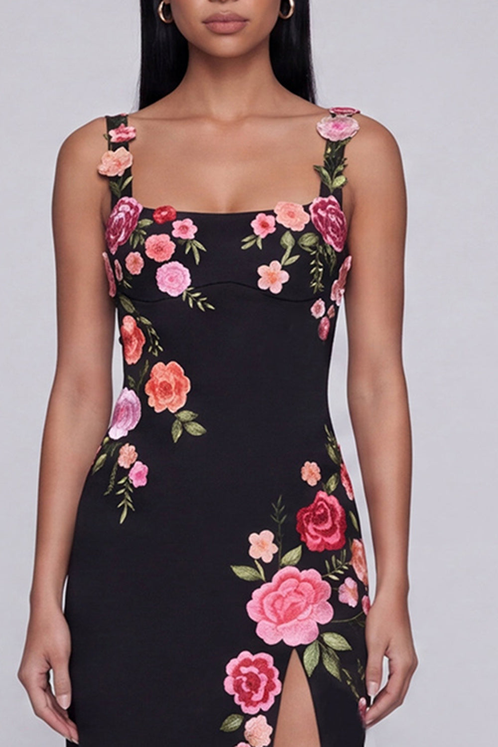 Vestido largo formal negro floral con cuello cuadrado y abertura