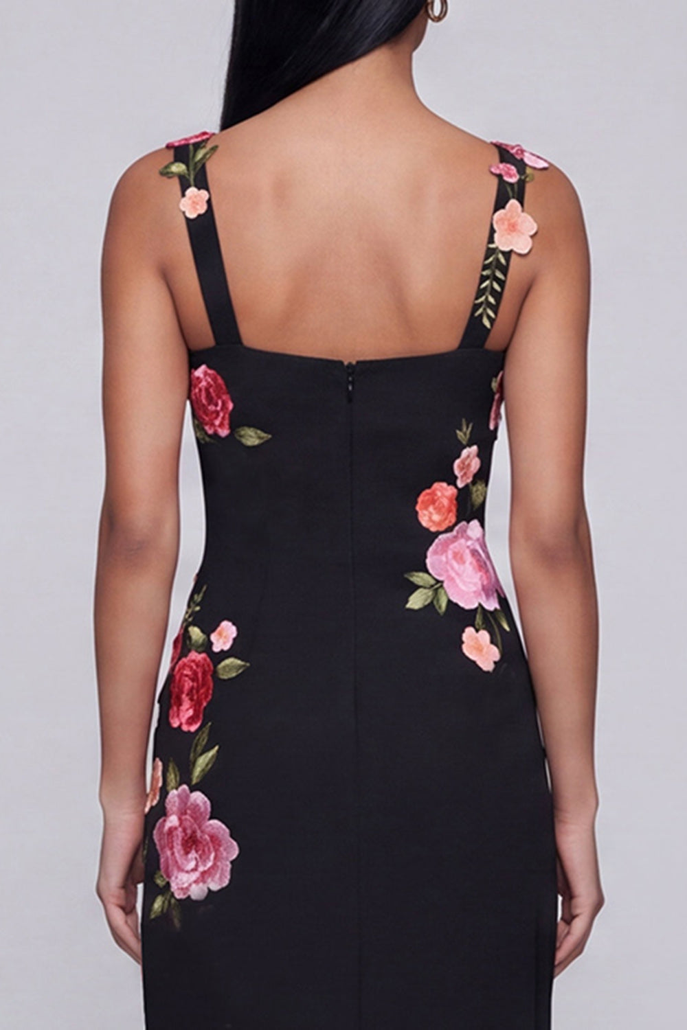 Vestido largo formal negro floral con cuello cuadrado y abertura
