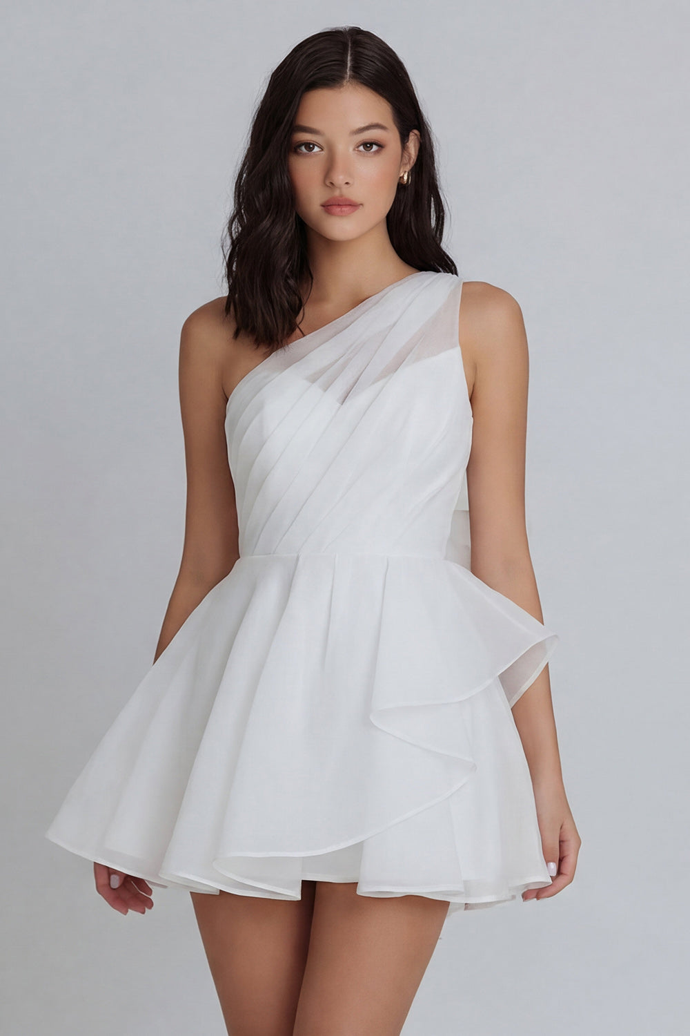 Mini-robe blanche asymétrique en tulle avec fronces et volants