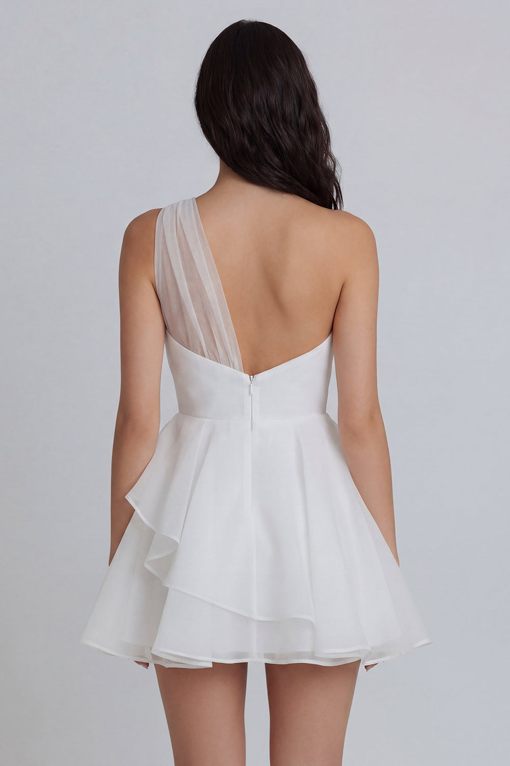 Mini-robe blanche asymétrique en tulle avec fronces et volants