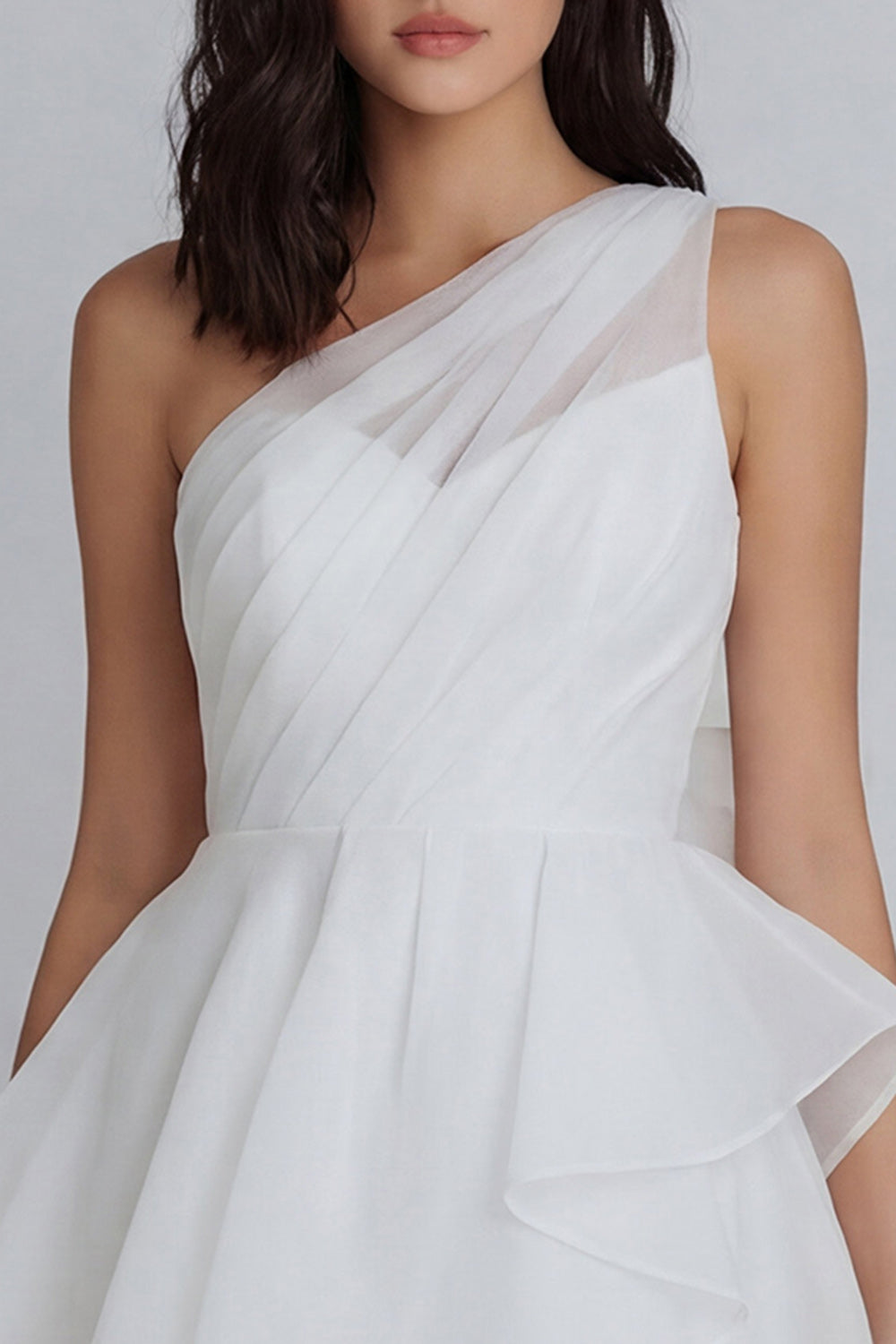 Mini-robe blanche asymétrique en tulle avec fronces et volants