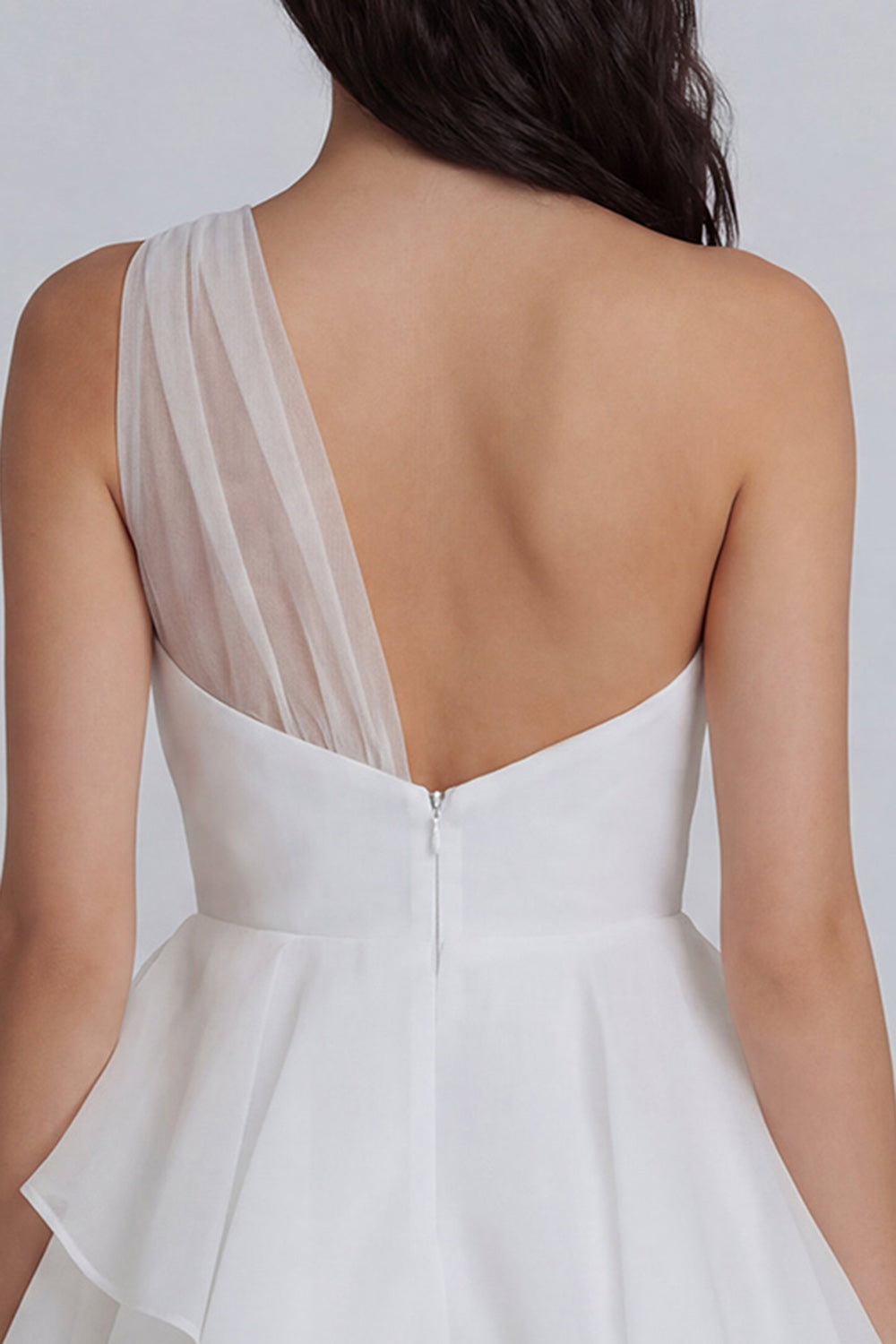 Mini-robe blanche asymétrique en tulle avec fronces et volants