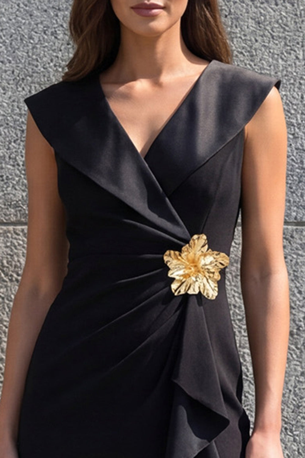 Robe de travail mini noire drapée à col en V et fleurs 3D