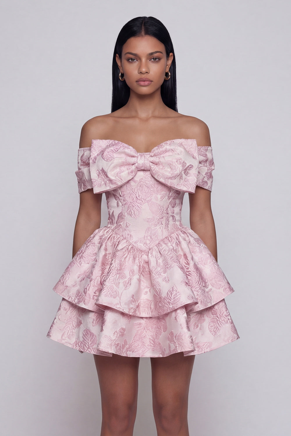 Robe de cocktail mini rose en jacquard, coupe trapèze, épaules dénudées, à volants et nœud