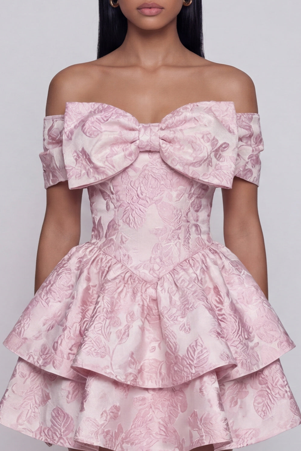 Robe de cocktail mini rose en jacquard, coupe trapèze, épaules dénudées, à volants et nœud