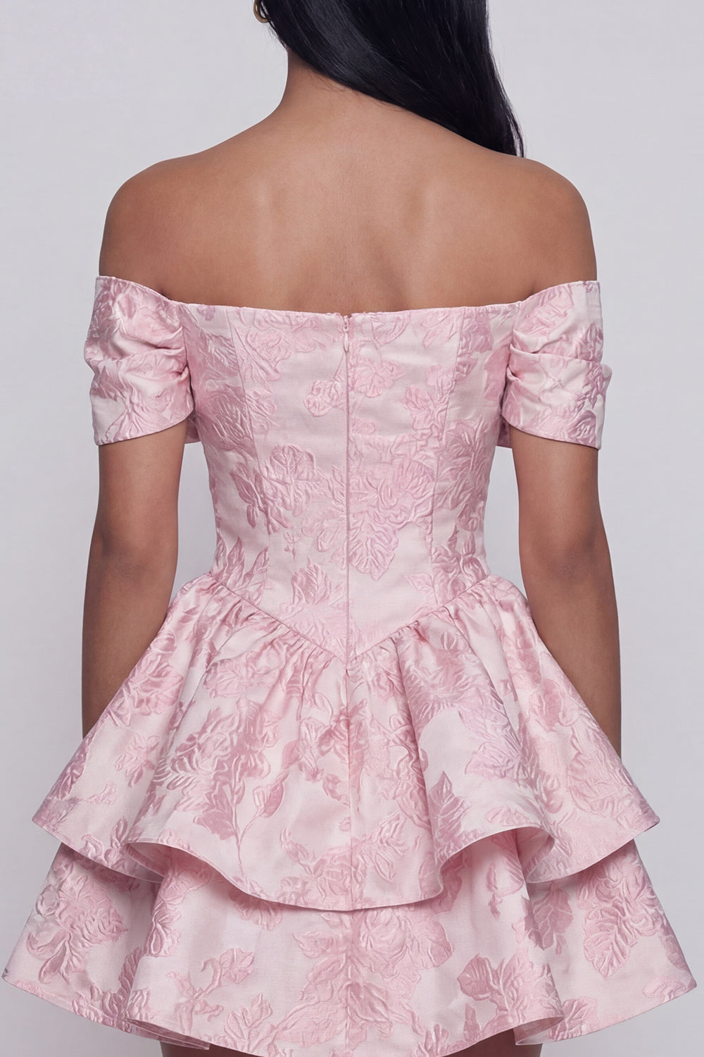 Robe de cocktail mini rose en jacquard, coupe trapèze, épaules dénudées, à volants et nœud