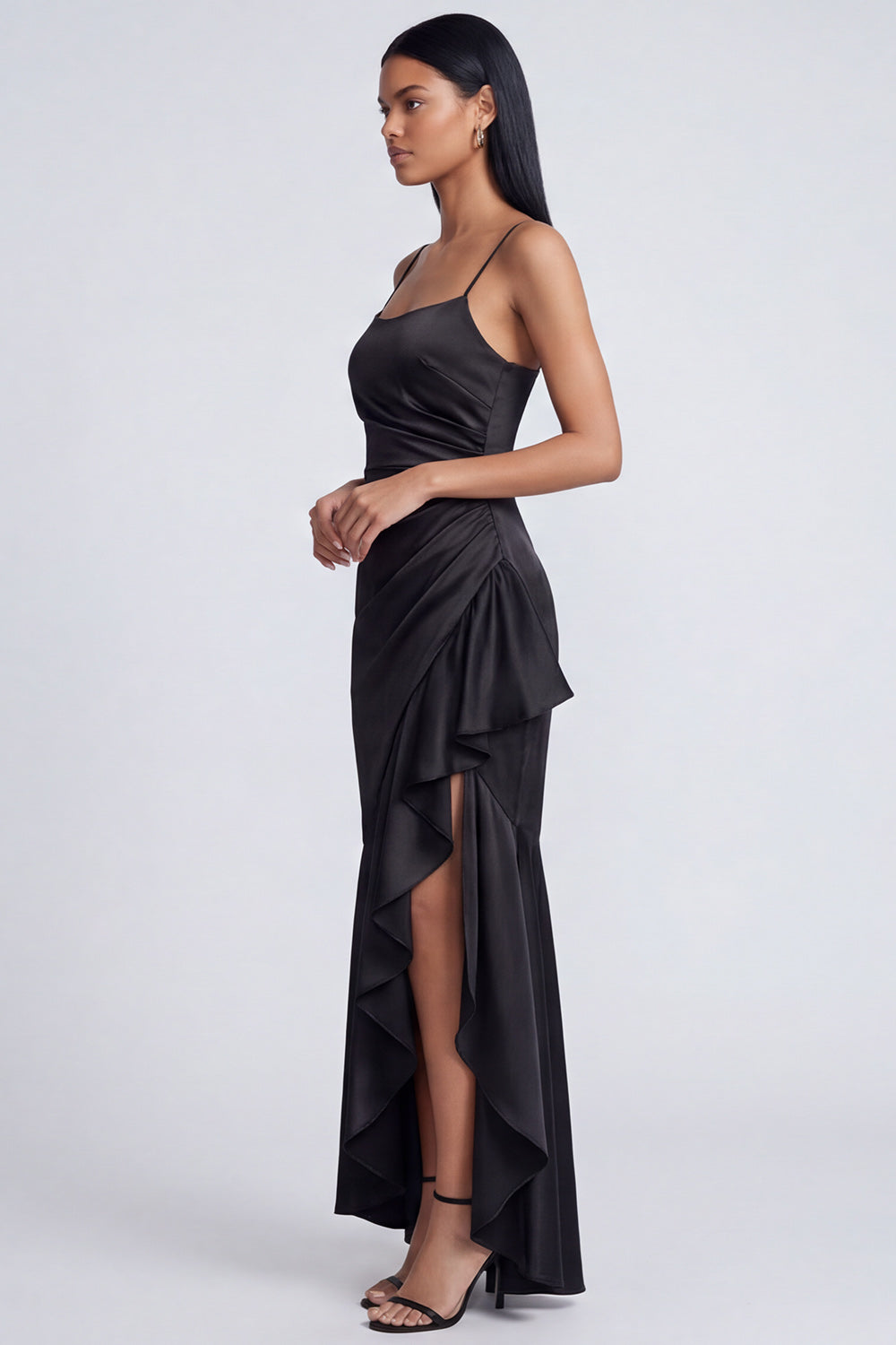 Vestido formal de satén con tirantes finos y volantes, corte sirena, color negro
