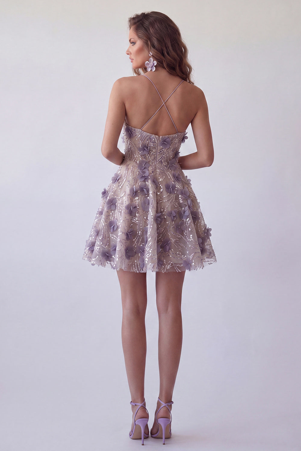 Robe de cocktail courte à fleurs à sequins violets scintillants