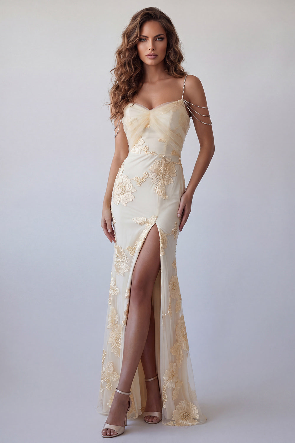 Vestido de noche formal de sirena floral amarillo claro con tirantes de cadena de pedrería