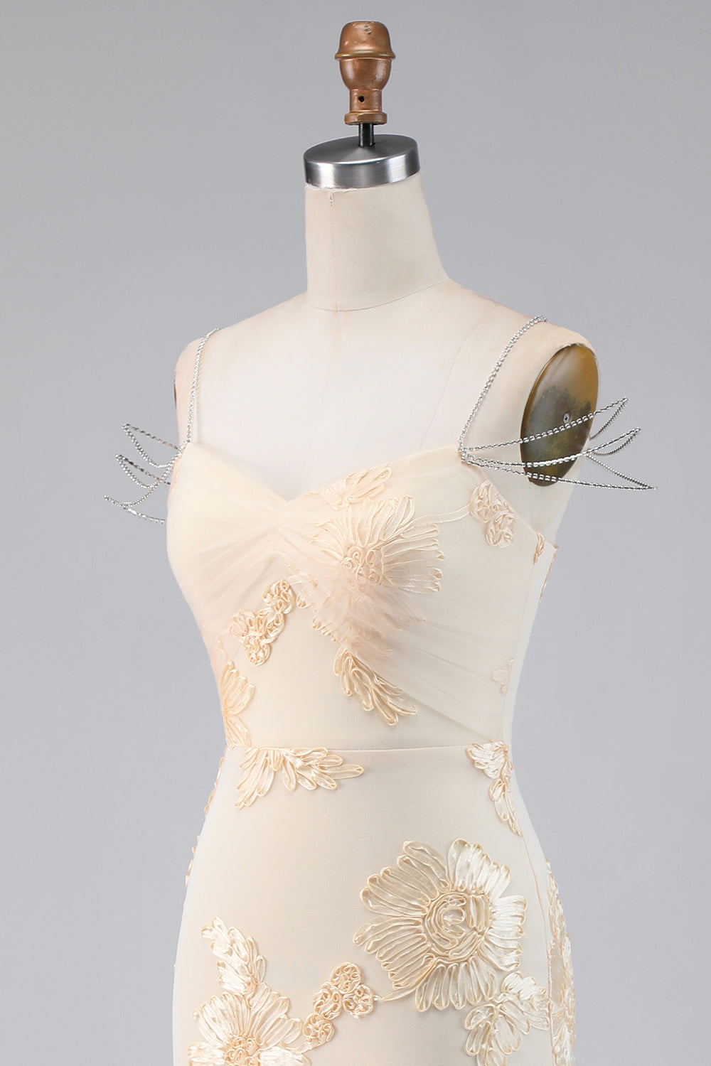 Vestido de noche formal de sirena floral amarillo claro con tirantes de cadena de pedrería