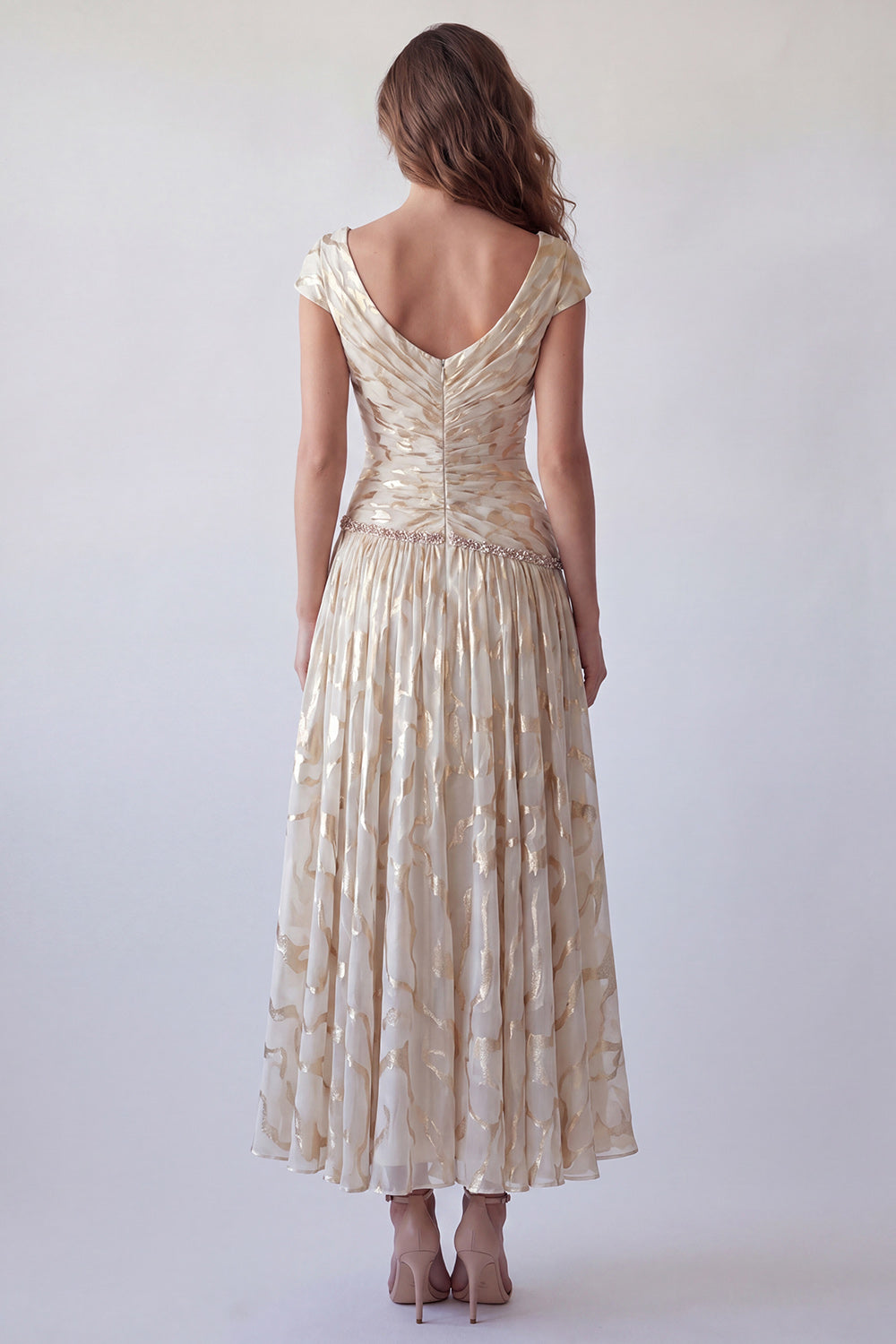 Robe de soirée fourreau plissée, col en V imprimé orné de perles, manches courtes, couleur champagne