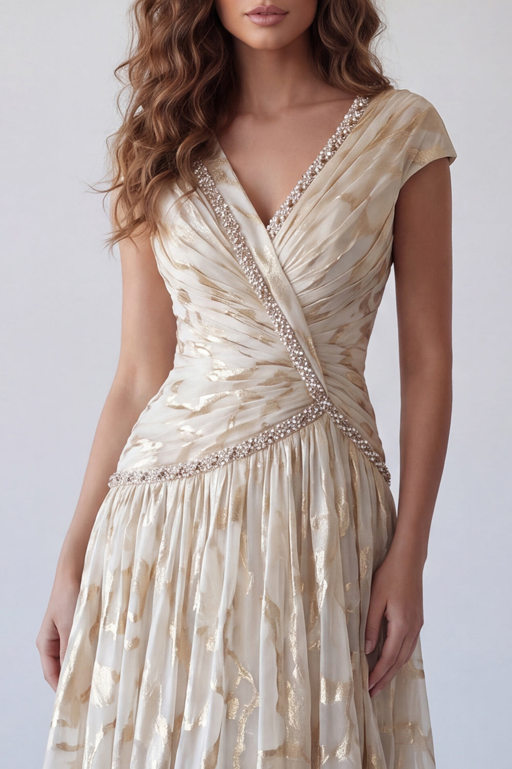 Robe de soirée fourreau plissée, col en V imprimé orné de perles, manches courtes, couleur champagne