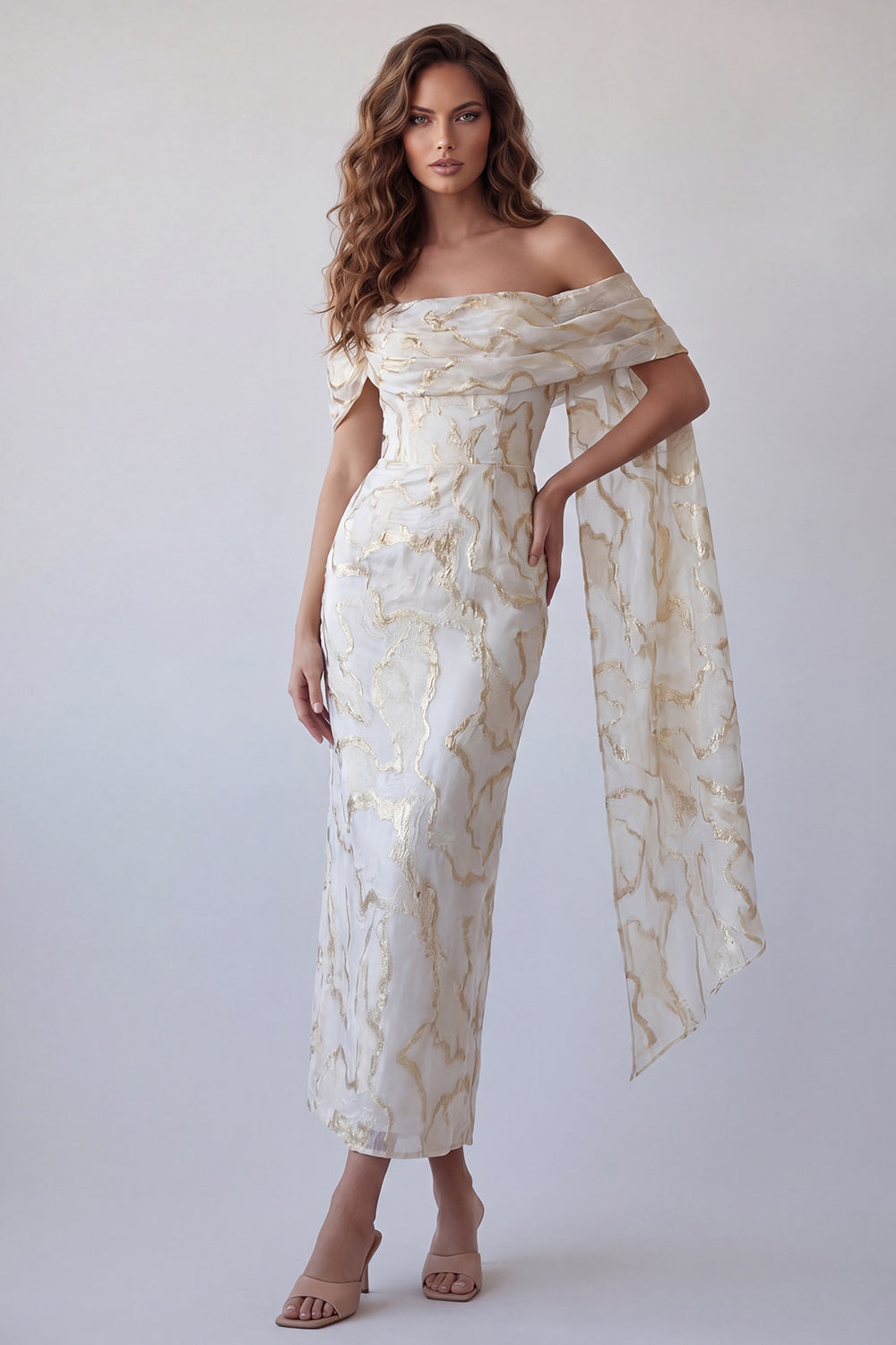Robe de soirée fourreau mi-longue champagne à imprimé, épaules dénudées et cape