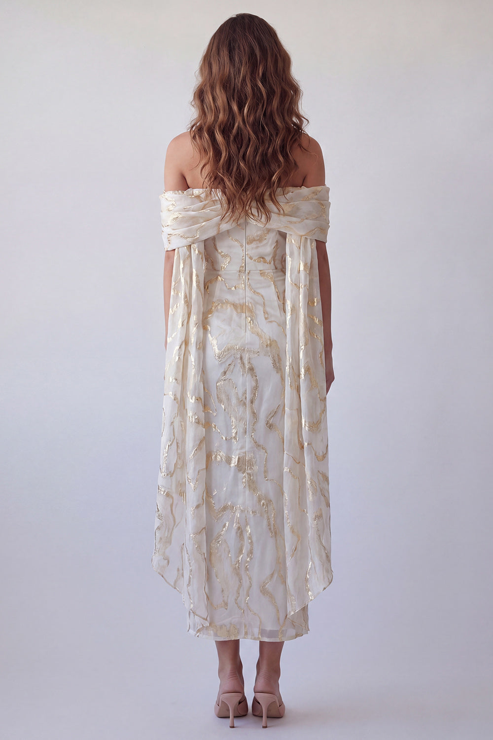 Robe de soirée fourreau mi-longue champagne à imprimé, épaules dénudées et cape