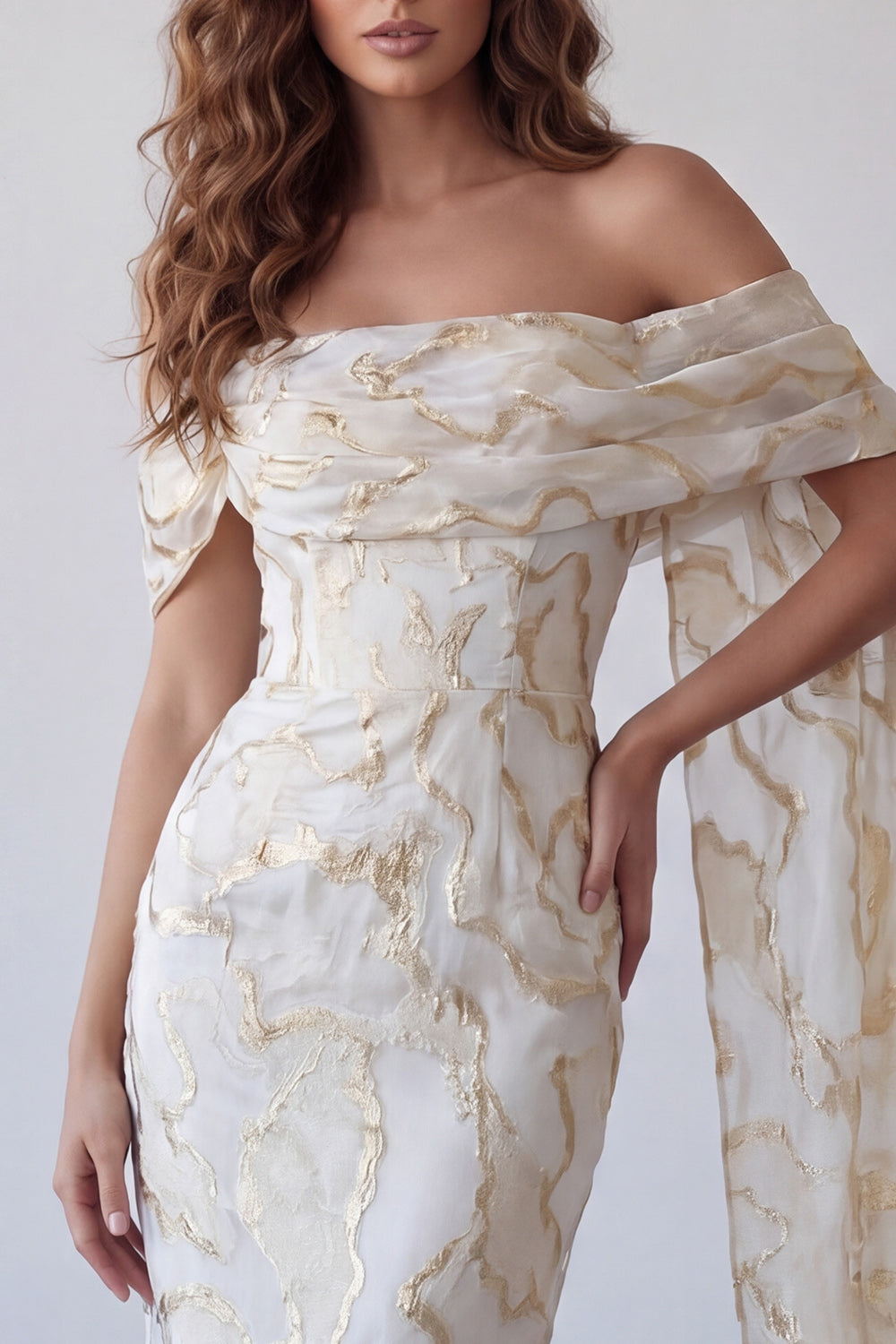Robe de soirée fourreau mi-longue champagne à imprimé, épaules dénudées et cape