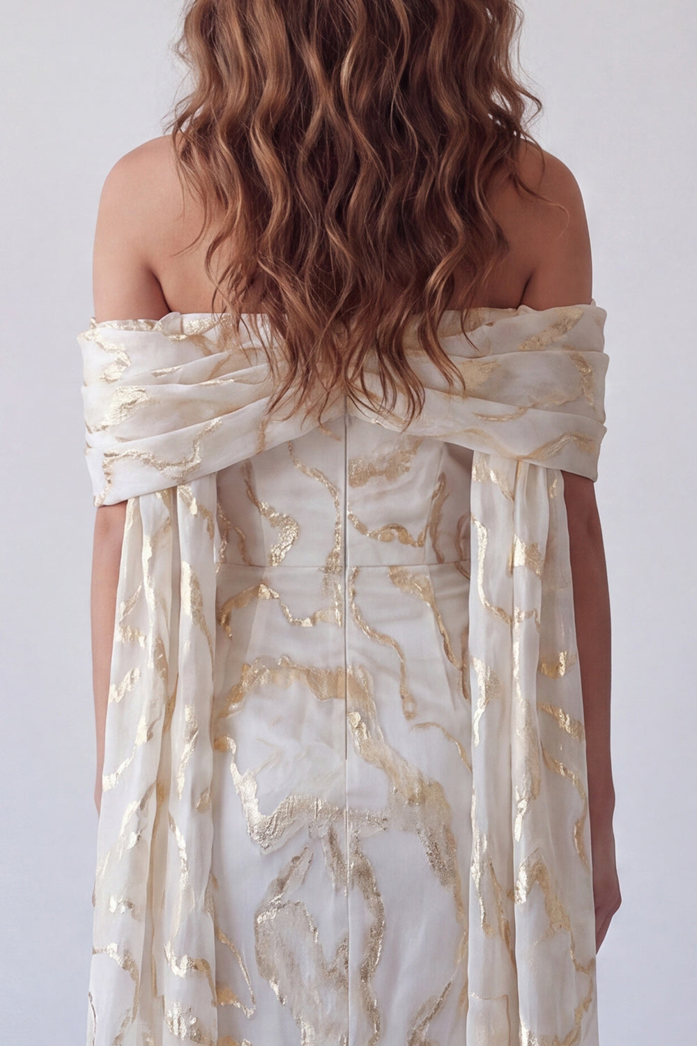 Robe de soirée fourreau mi-longue champagne à imprimé, épaules dénudées et cape