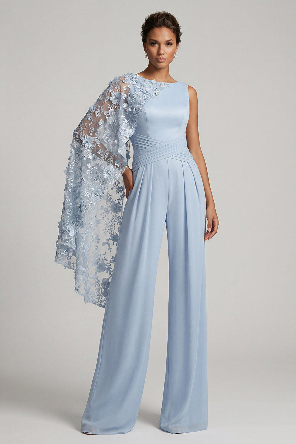 Combinaison longue bleu ciel à col bateau avec cape latérale pour la mère de la mariée et motif floral