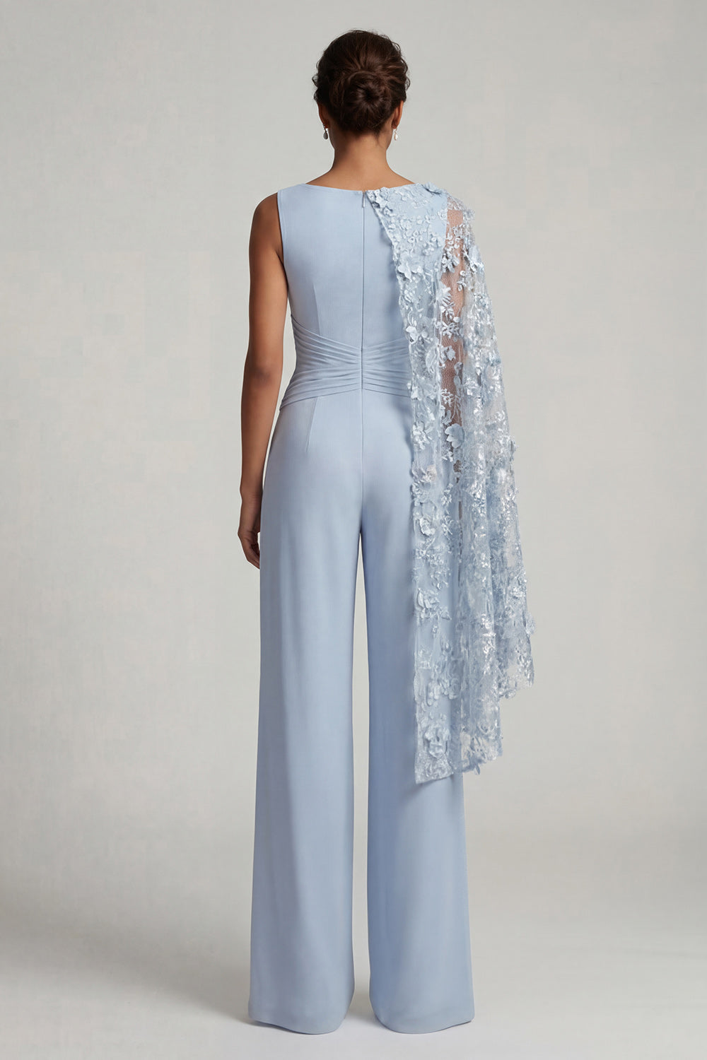 Combinaison longue bleu ciel à col bateau avec cape latérale pour la mère de la mariée et motif floral
