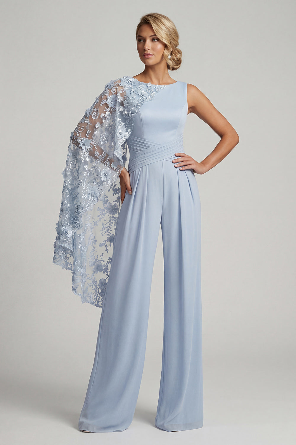 Combinaison longue bleu ciel à col bateau avec cape latérale pour la mère de la mariée et motif floral