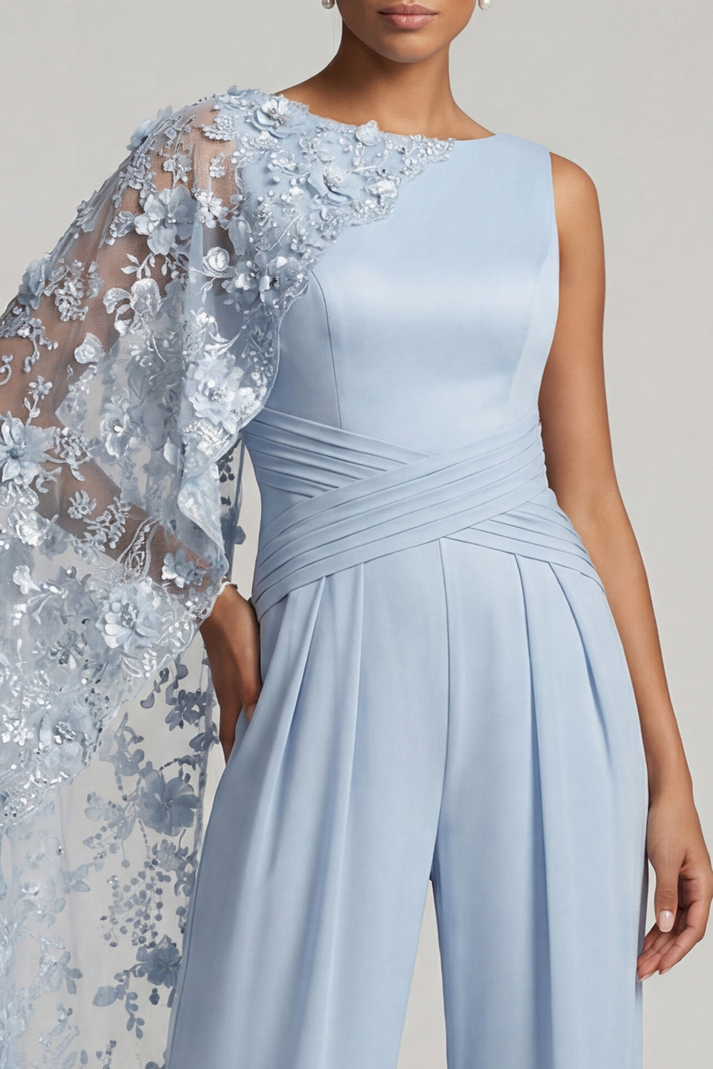 Combinaison longue bleu ciel à col bateau avec cape latérale pour la mère de la mariée et motif floral