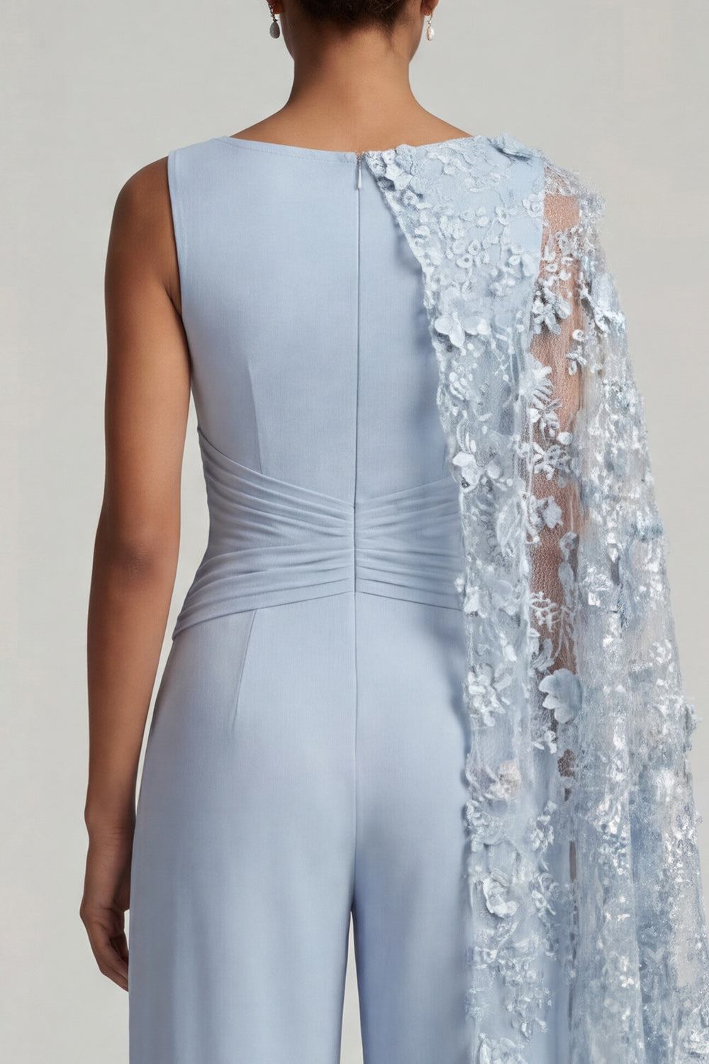 Combinaison longue bleu ciel à col bateau avec cape latérale pour la mère de la mariée et motif floral