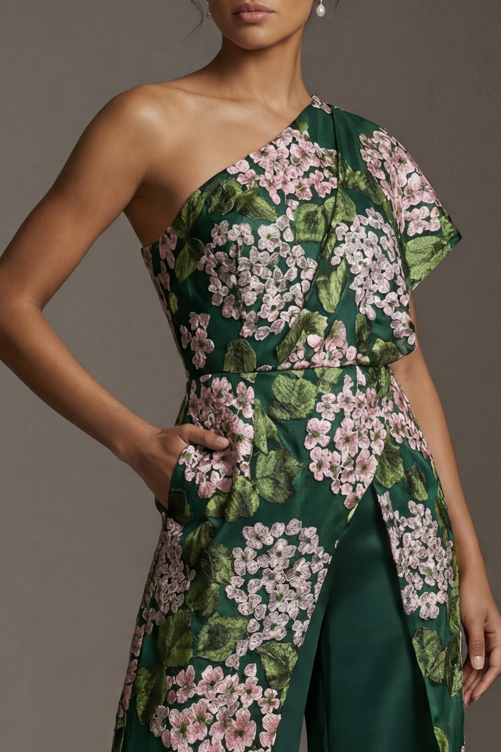 Combinaison longue vert foncé à imprimé floral et une épaule avec poches pour mère de la mariée