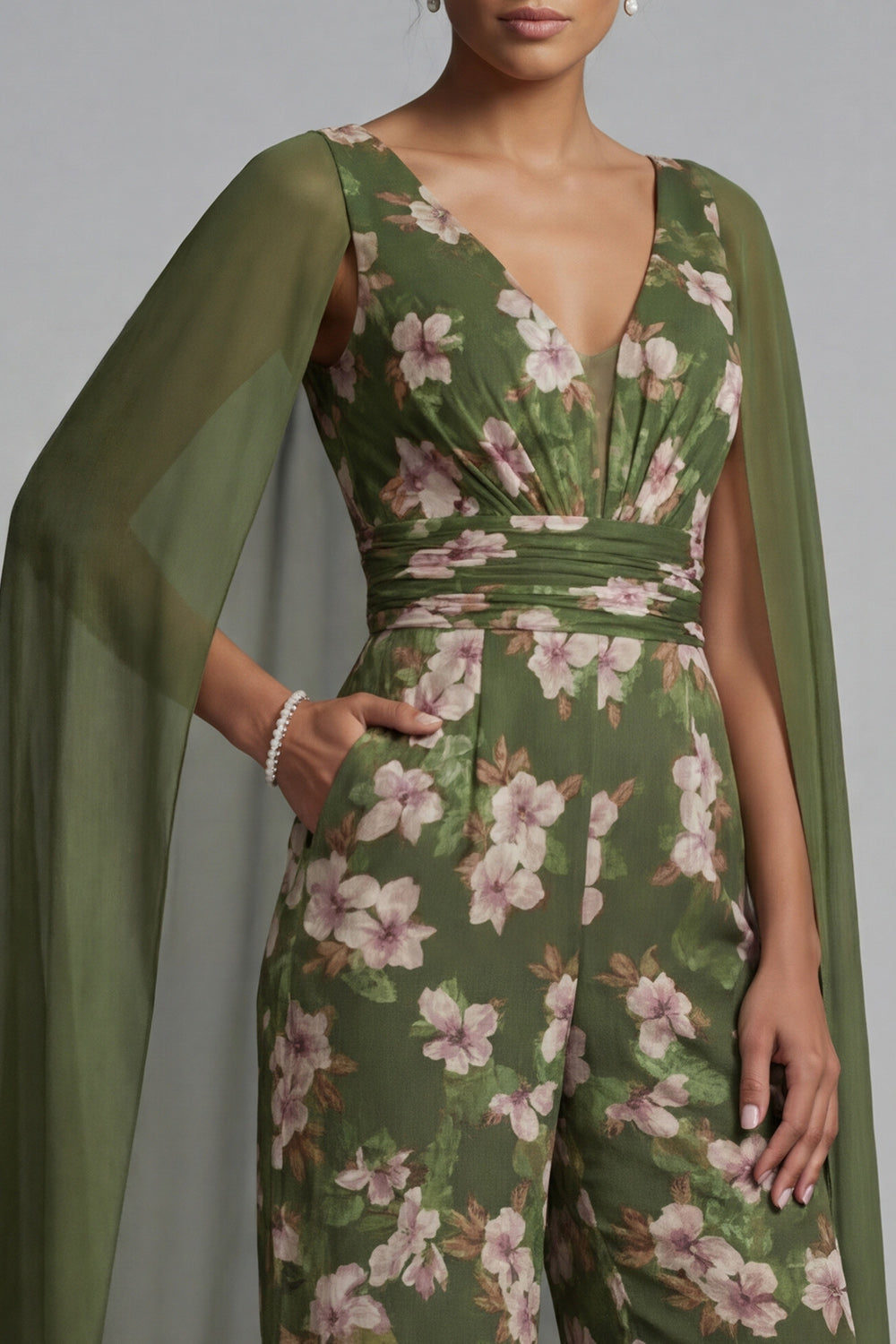 Combinaison Eucalyptus à col en V fleuri avec cape pour la mère de la mariée