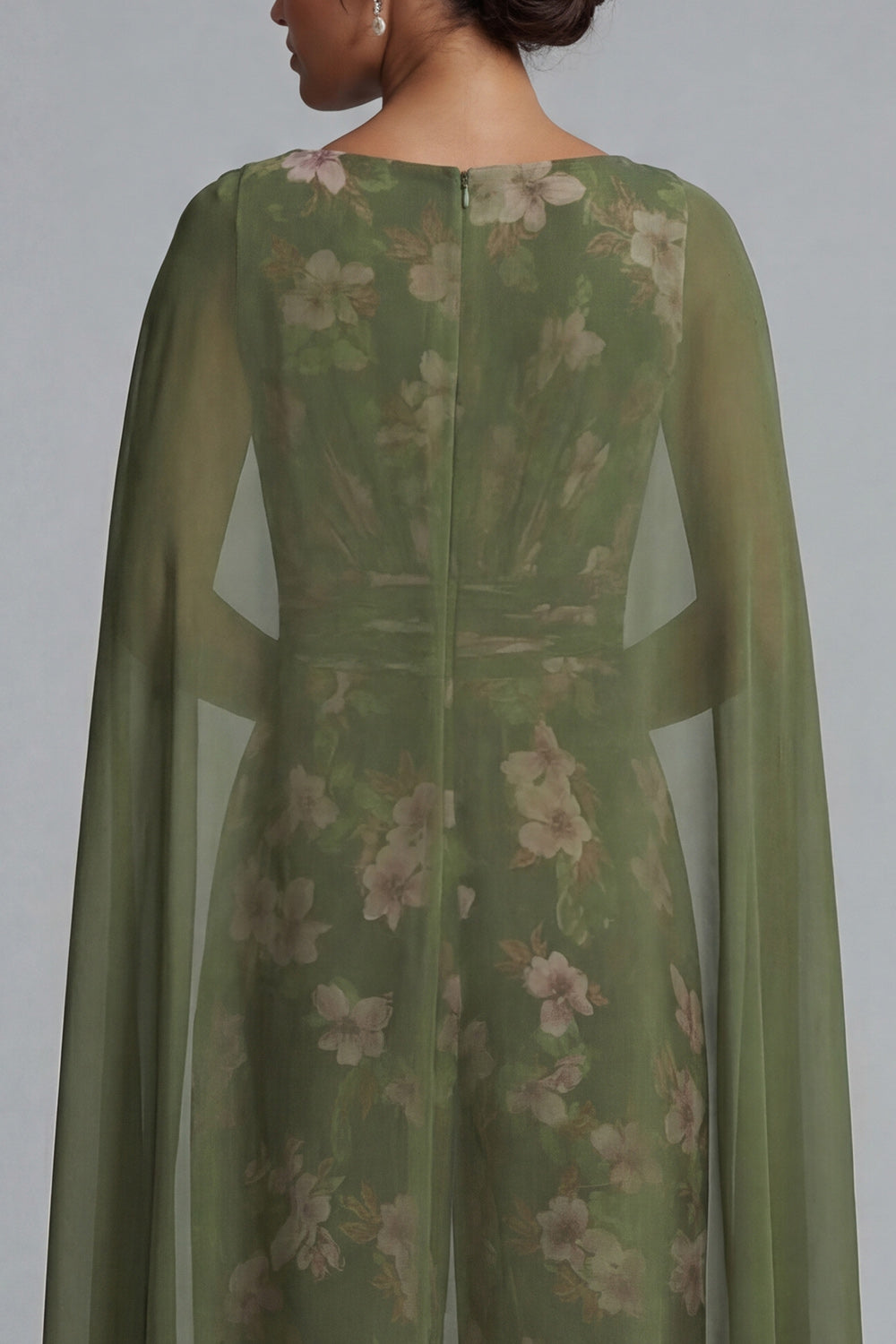 Combinaison Eucalyptus à col en V fleuri avec cape pour la mère de la mariée