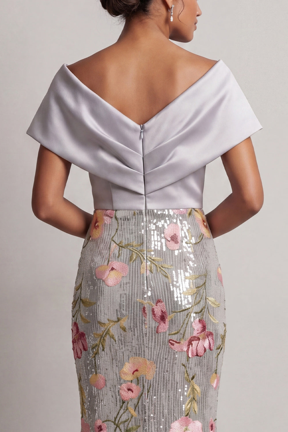Robe sirène longue de mère de la mariée scintillante argentée florale à sequins et col en V
