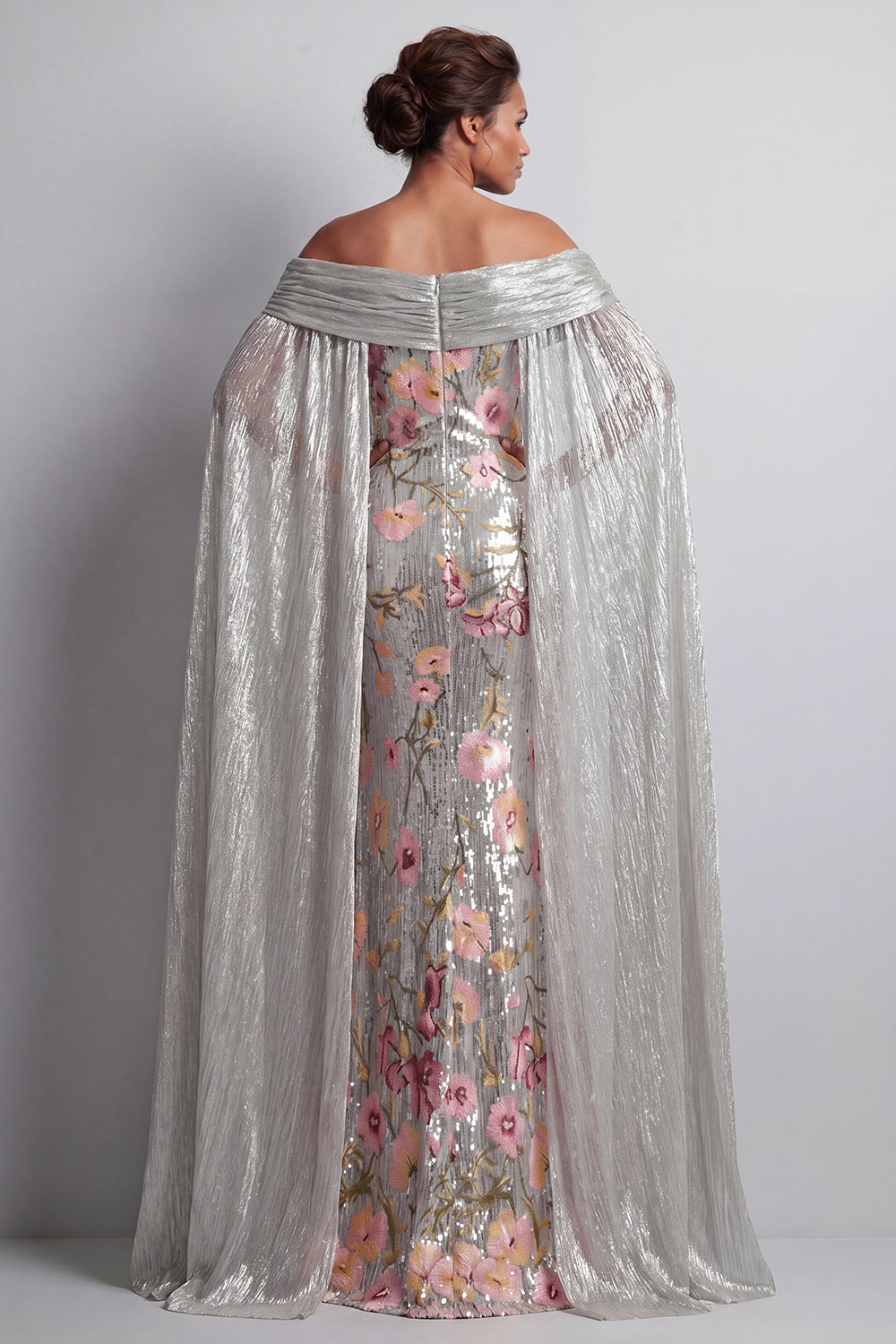 Robe longue sirène scintillante argentée à paillettes florales pour mère de la mariée avec cape