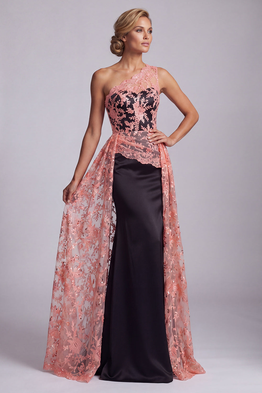 Robe longue de mère de la mariée sirène en dentelle asymétrique noire et melon d'eau avec cape