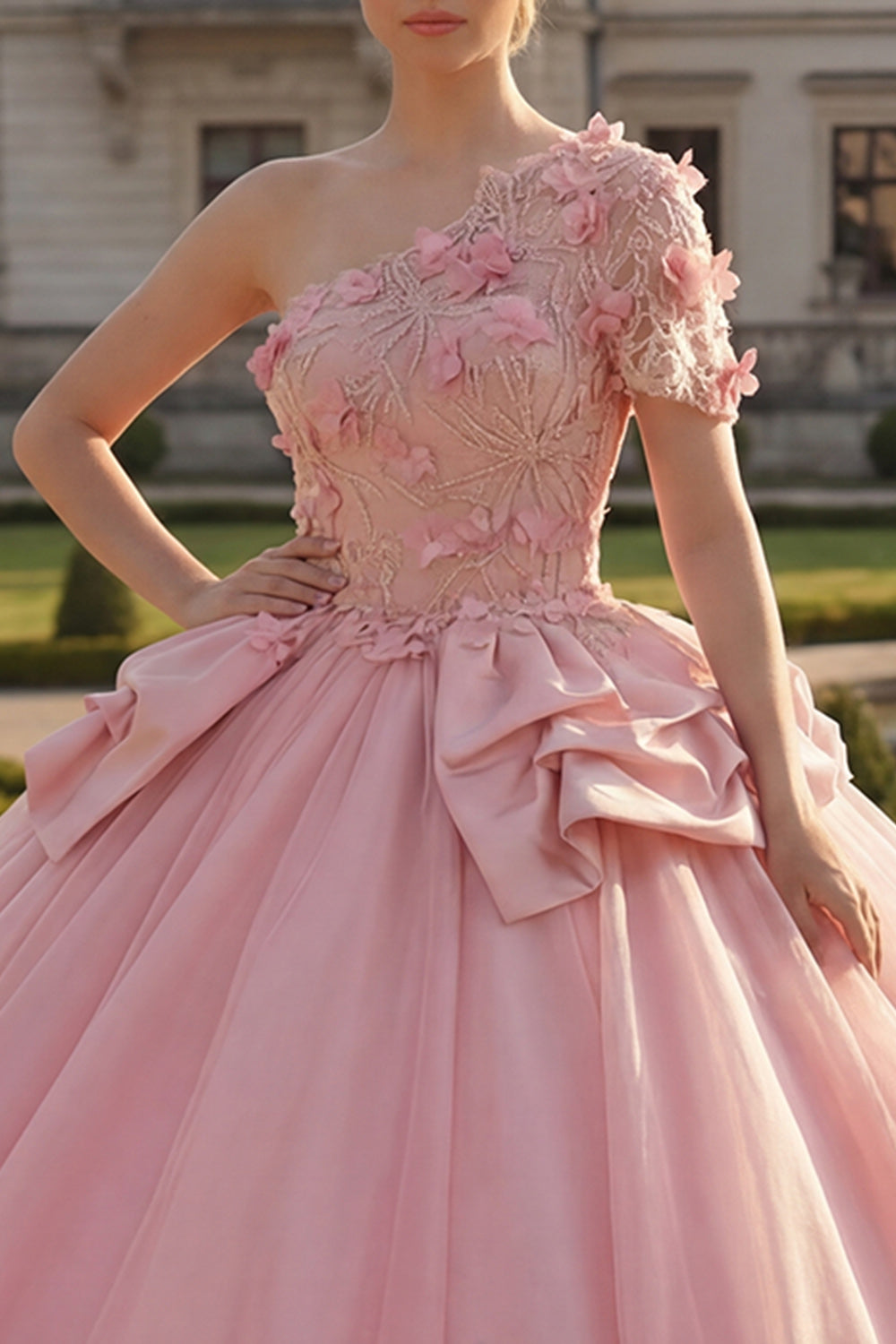 Robe de bal rose asymétrique ornée de broderies pour quinceañera