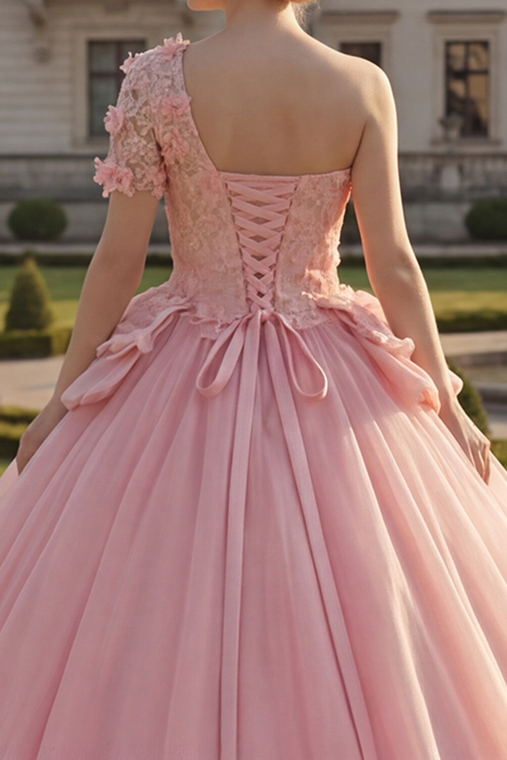 Robe de bal rose asymétrique ornée de broderies pour quinceañera