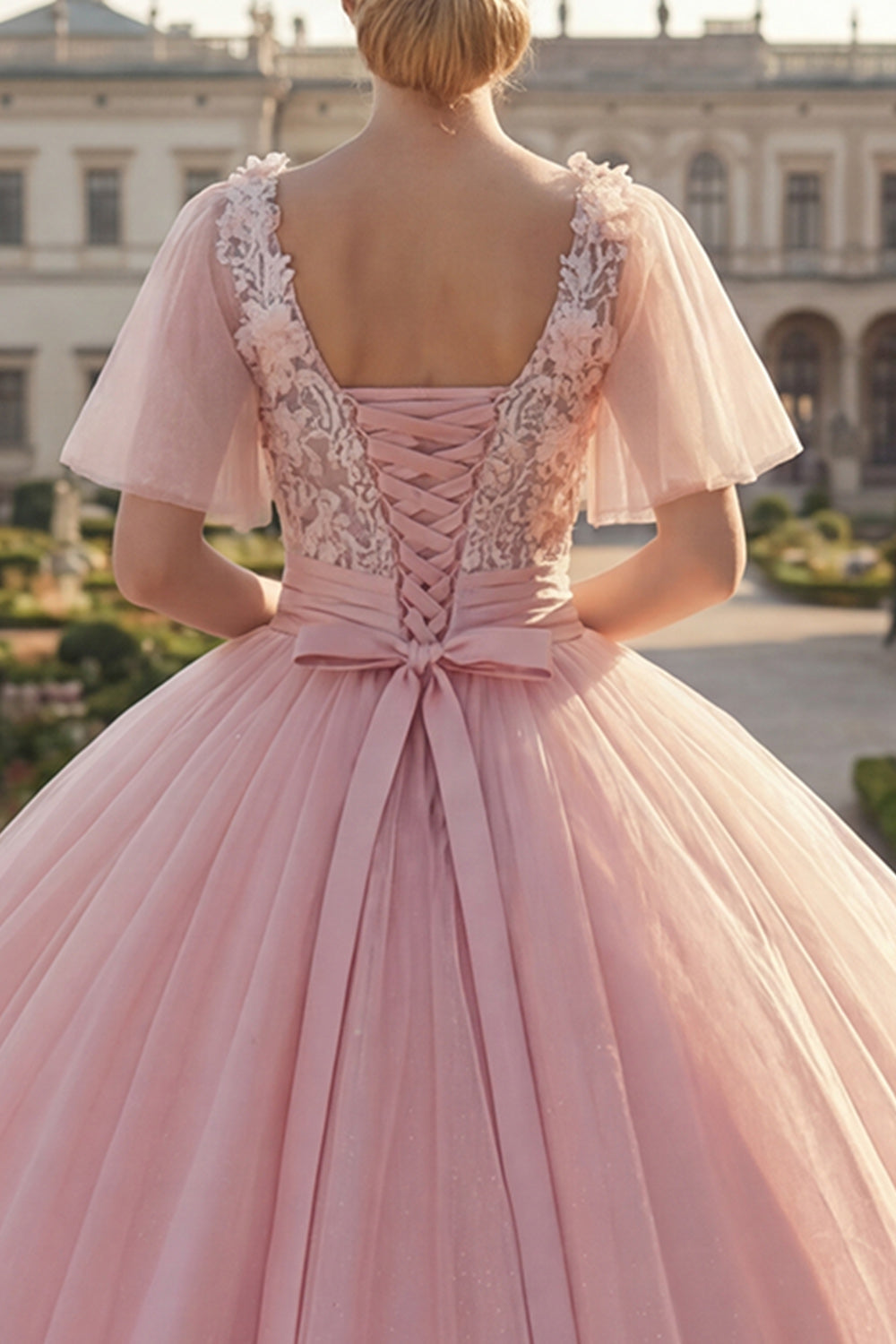 Robe de bal de quinceañera rose à col rond, appliqués et manches volantées