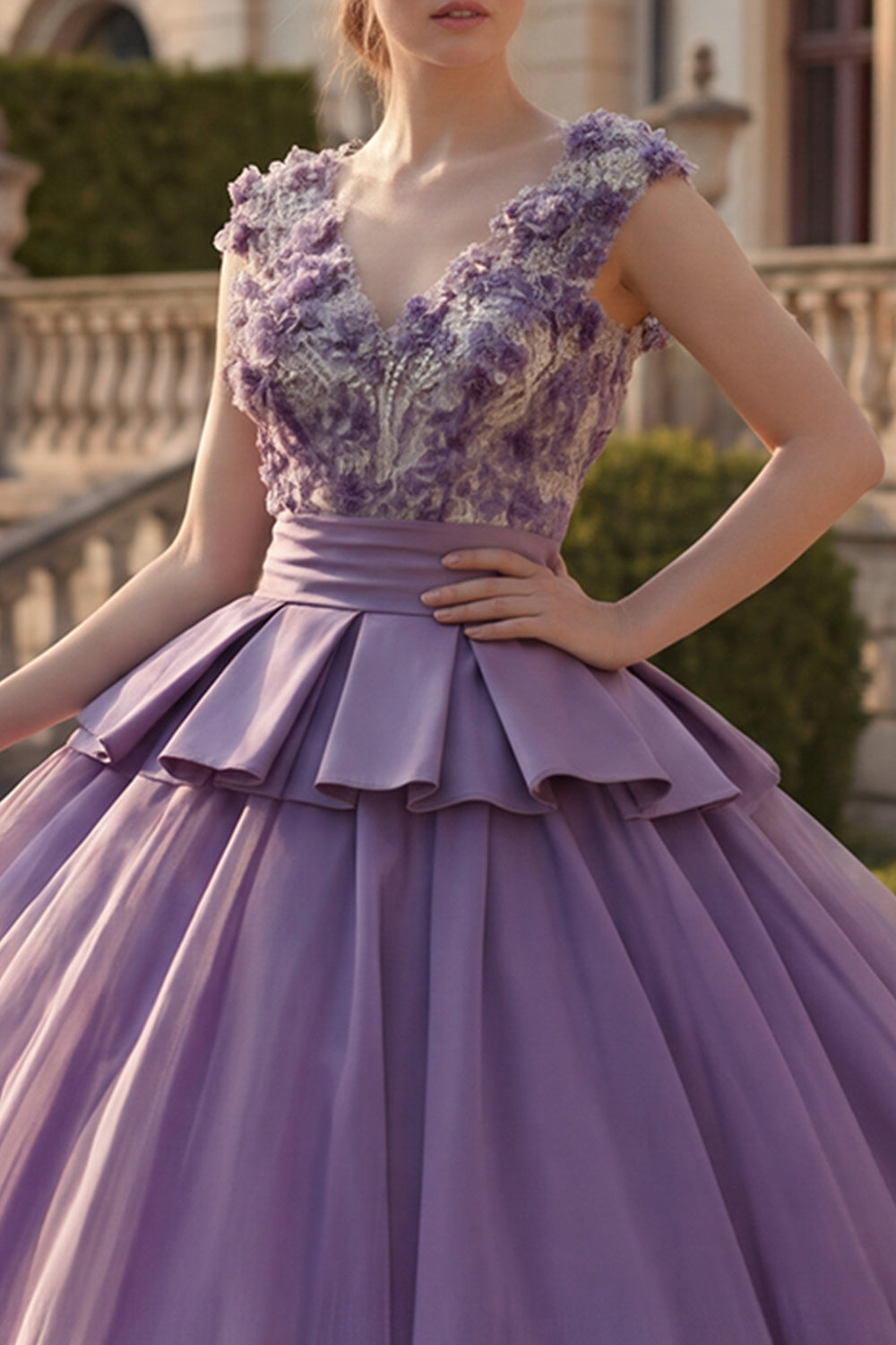 Robe de bal de Quinceanera violette à col en V et appliqués fleuris
