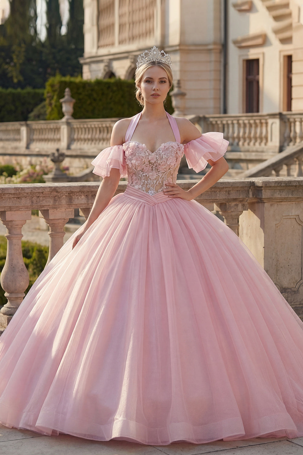 Vestido de quinceañera rosa con cuello halter, apliques y mangas con volantes