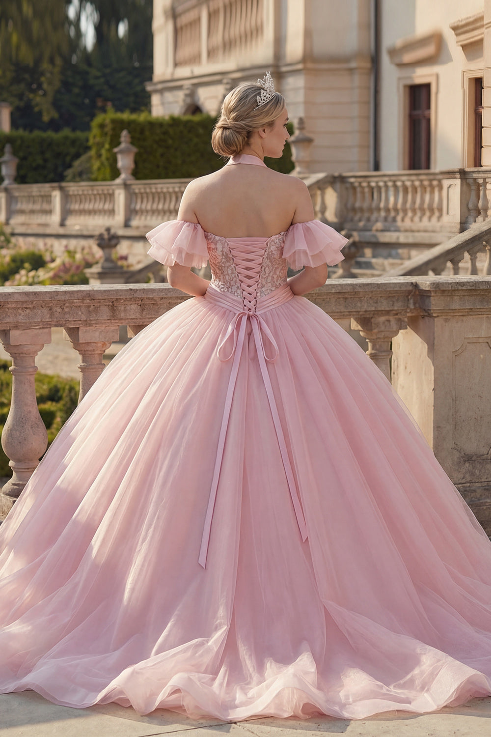 Vestido de quinceañera rosa con cuello halter, apliques y mangas con volantes
