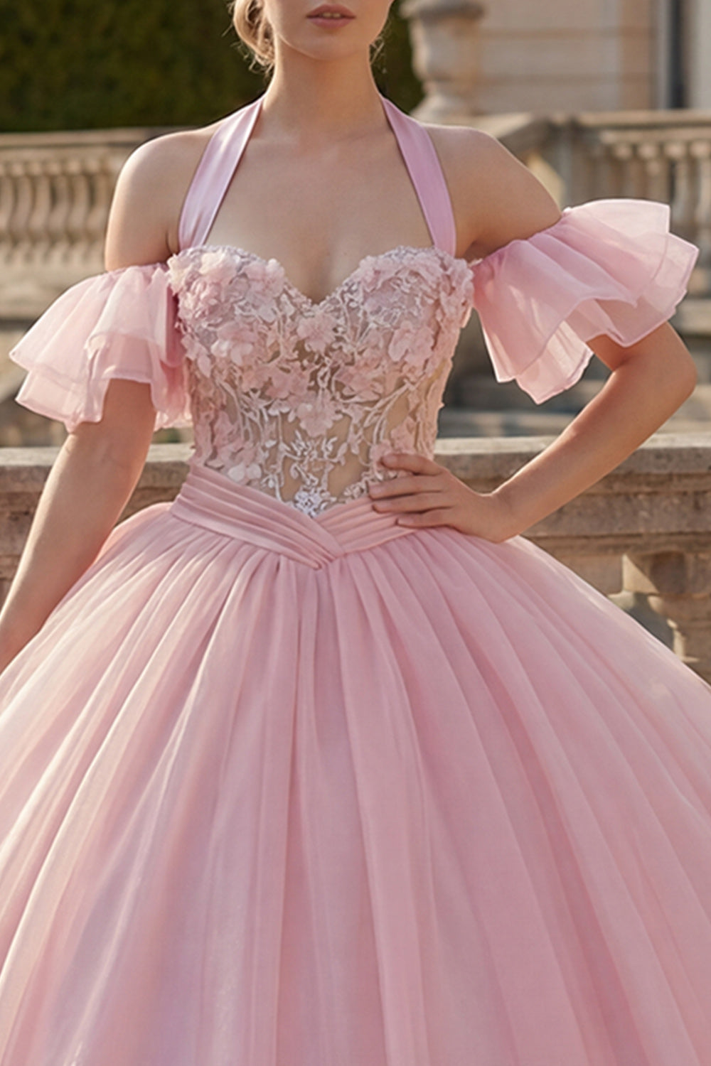 Vestido de quinceañera rosa con cuello halter, apliques y mangas con volantes