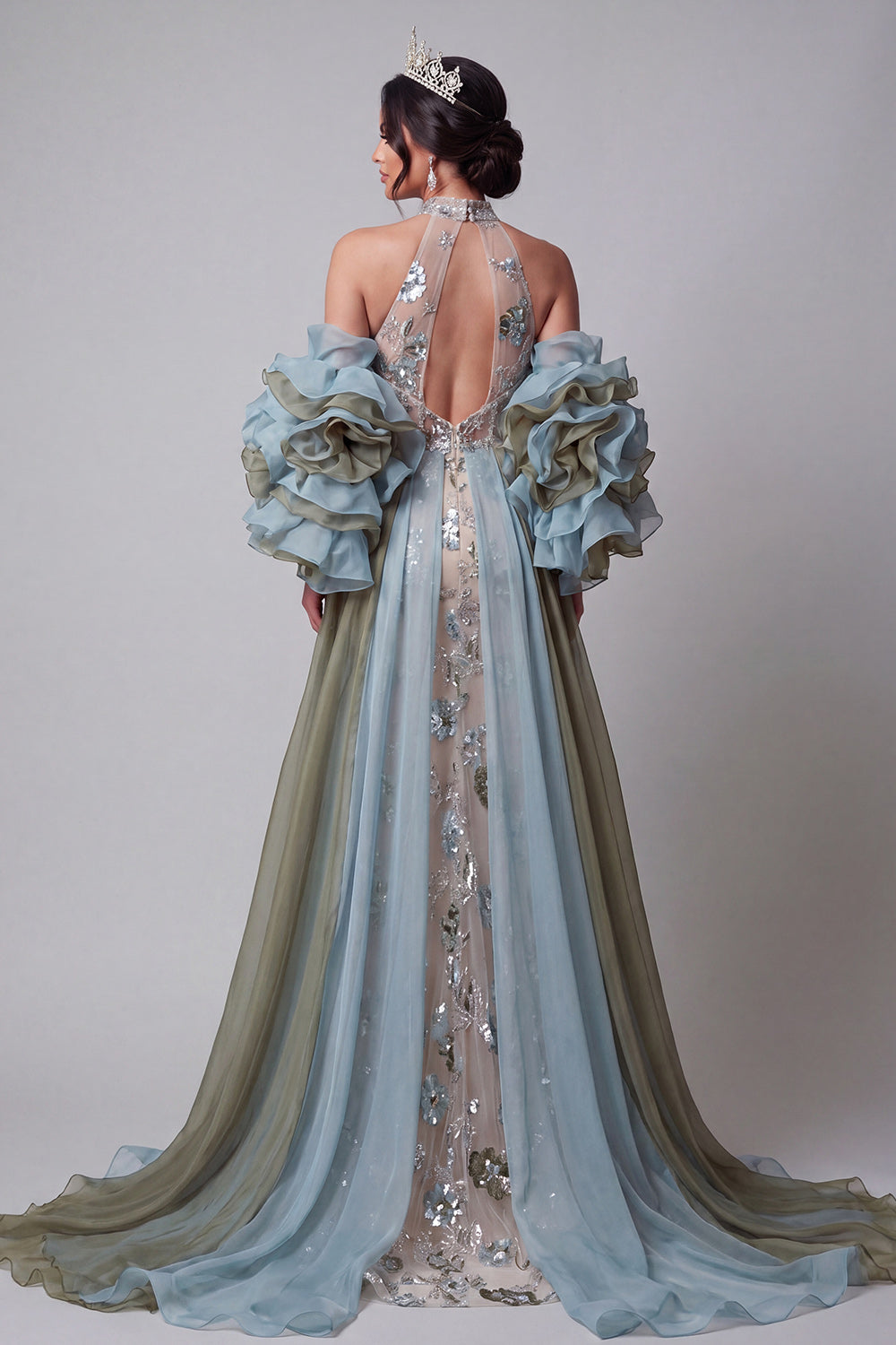 Robe longue de bal de promo sirène champagne scintillante avec volants, perles, fleurs et cape